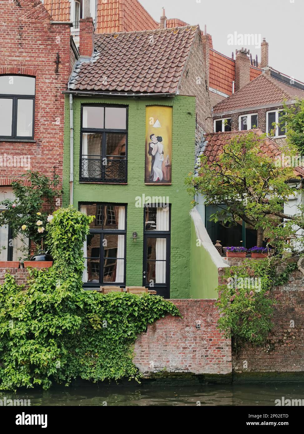 Belle peinture murale d'un couple dansant à l'extérieur d'une maison en bord de canalside, Bruges, Belgique Banque D'Images