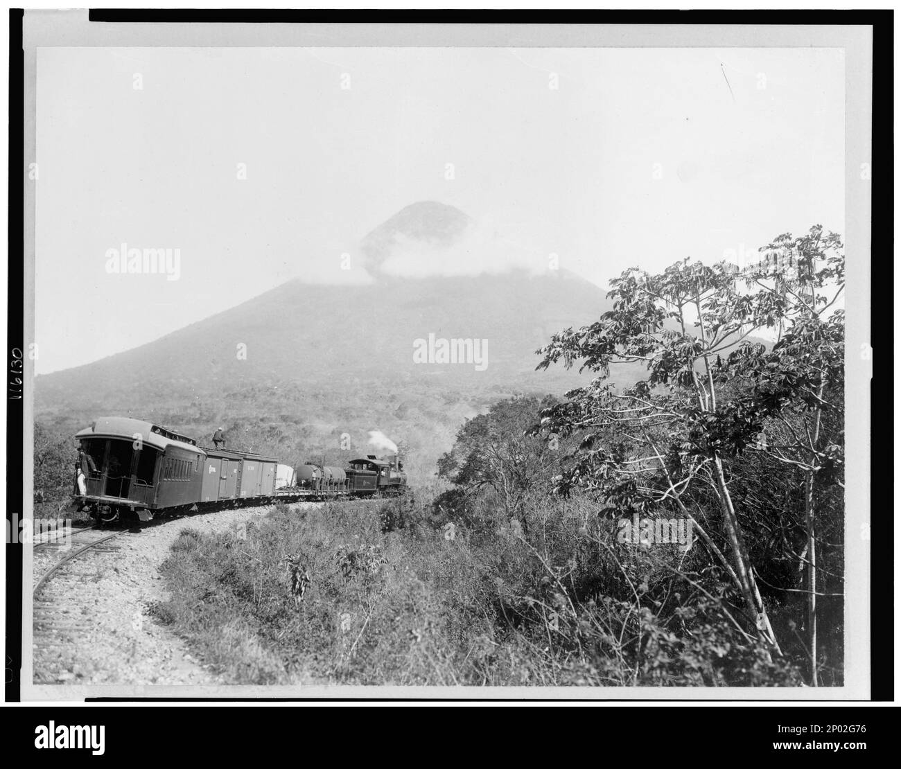 Central Railroad et Volcano de Agua, Guatemala. Collection Frank and Frances Carpenter , Volcanoes,Guatemala,1880-1930, Railroads,Guatemala,1880-1930. Banque D'Images