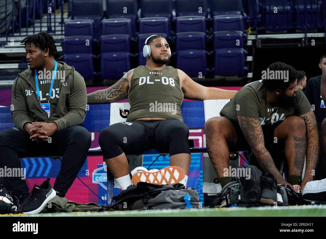 Georgia defensive lineman Jalen Carter, left, Baylor defensive lineman Siaki Ika, Coastal Carolina defensive lineman Jerrod Clark, relax before running a drill at the NFL football scouting combine in Indianapolis, Thursday, March 2, 2023. (AP Photo/Erin Hooley) Banque D'Images