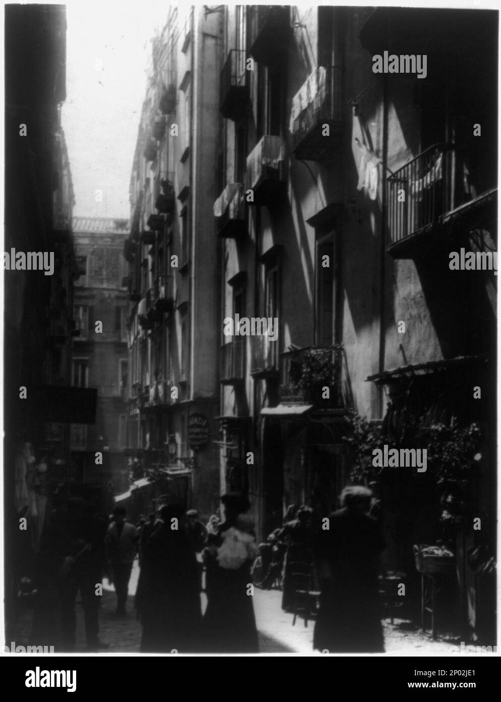 La moitié de la population de Naples semble vivre dans les rues étroites de la ville. Titre et autres renseignements transcrits à partir de la carte de légende et de l'article, droits d'auteur par Pub Photo Service, no 24, collection Frank et Frances Carpenter . Banque D'Images
