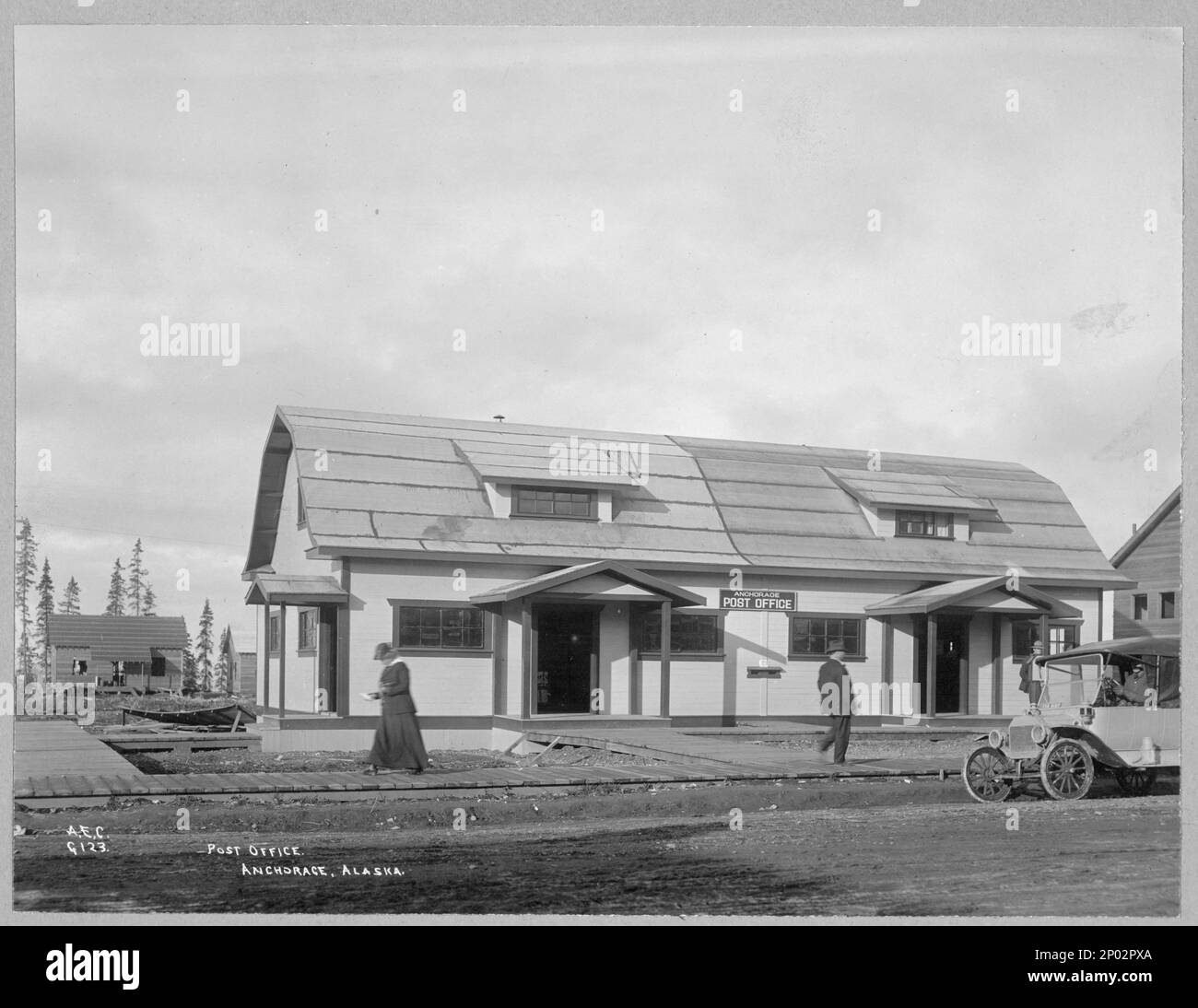 Bureau de poste , Bureau de poste, Anchorage, Alaska. Collection Frank and Frances Carpenter , Gift; Mme W. Chapin Huntington; 1951, bureaux de poste,Alaska,Anchorage,1910-1920, vie urbaine,Alaska,Anchorage,1910-1920, trottoirs en bois,Alaska,Anchorage,1910-1920, États-Unis,Alaska,Anchorage Banque D'Images