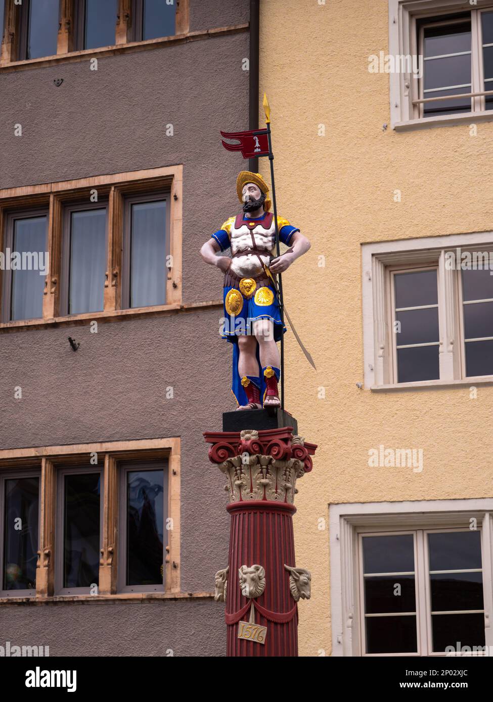 Delemont, Suisse - 19 octobre 2021 : statue médiévale d'un soldat dans la rue de Delemont, capitale du canton suisse du Jura Banque D'Images