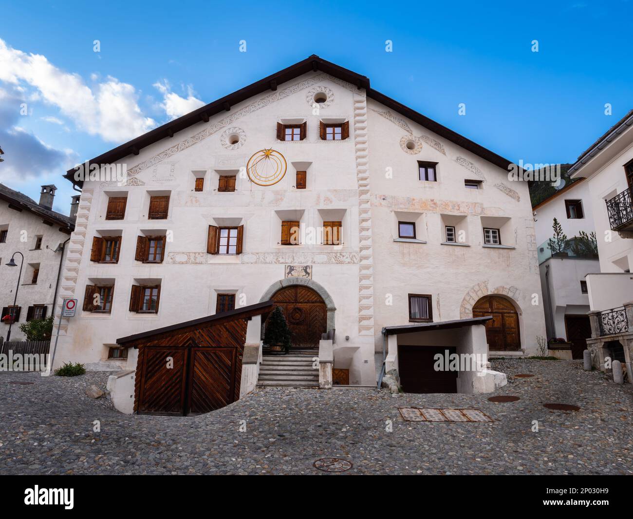 La Punt, Suisse - 29 septembre 2021 : grande maison suisse traditionnelle à la Punt en Engadine, canton de Graubunden en Suisse. Banque D'Images