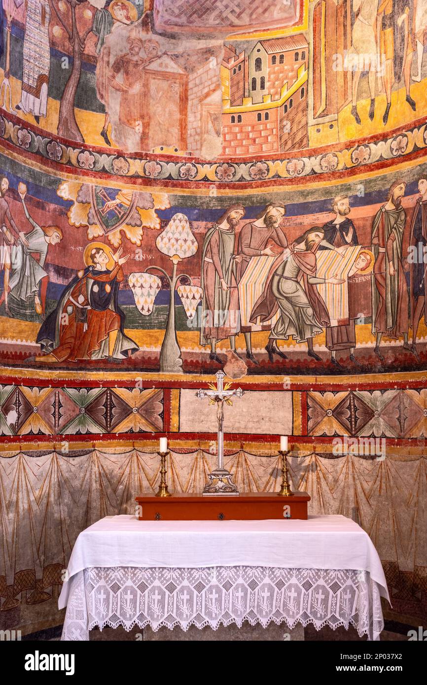 Mustair, Suisse - 28 septembre 2021 : chapelle latérale de l'église carolingienne de Mustair avec ses célèbres peintures historiques. Banque D'Images