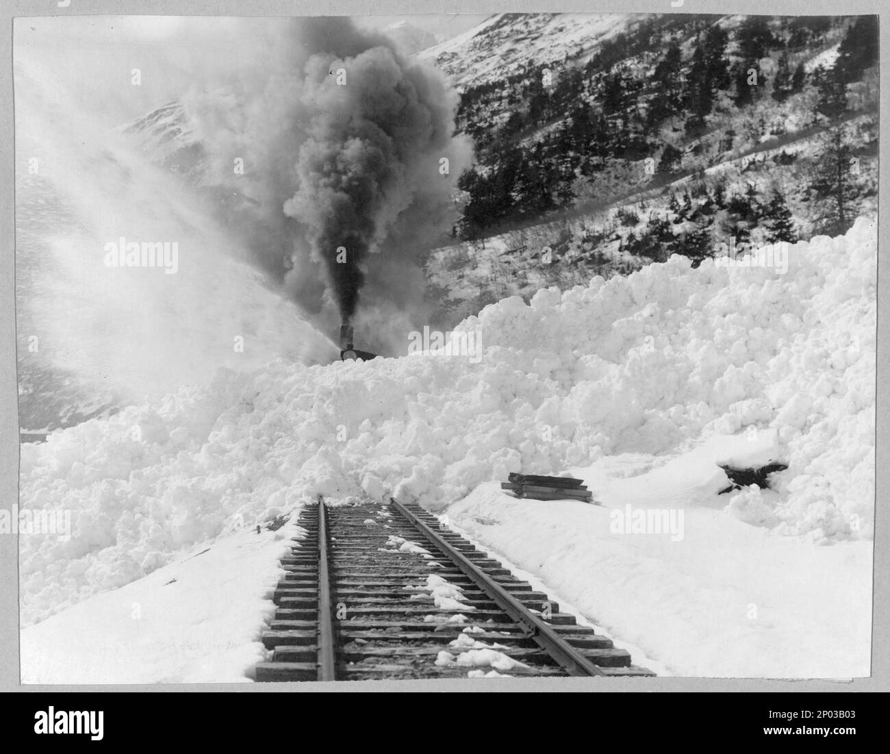 Avalanche de neige sur les voies ferrées. Collection Frank and Frances Carpenter , publiée dans: Chapitre «accidents et catastrophes» de l'ebook grandes photographies de la Bibliothèque du Congrès, 2013, Snow,Alaska,1890-1930, voies ferrées,Alaska,1890-1930, avalanches,Alaska,1890-1930, États-Unis, Alaska Banque D'Images