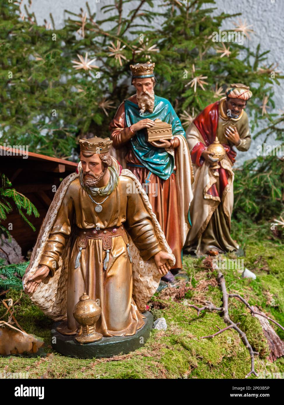 Vohrenbach, Allemagne - 16 janvier 2022: Les trois rois saints viennent avec des cadeaux pour visiter le nouveau-né Jésus à Betlehem Banque D'Images