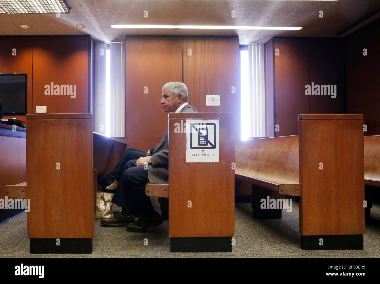Wayne Friedland, the father of murder victim Dustin Friedland, sits in court as the jury deliberates in the trial of Basim Henry, Wednesday, March 29, 2017, Newark, N.J. Henry is one of four men charged in the death of Dustin Friedland. The 30-year-old attorney from Hoboken, Friedland, was returning to his Range Rover in the mall parking garage with his wife, who was unharmed. (Robert Sciarrino/NJ Advance Media via AP, Pool) Banque D'Images