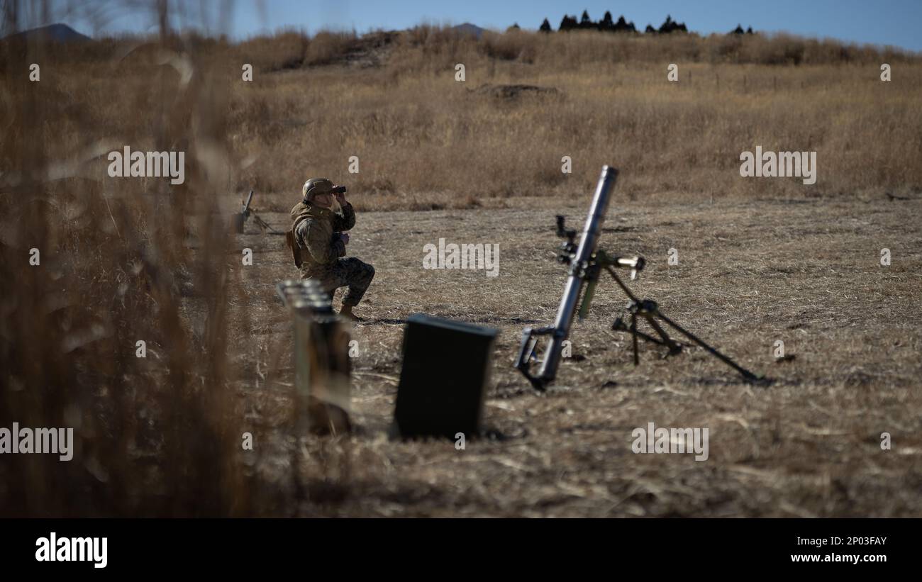 A ÉTATS-UNIS Marine avec 3D Bataillon, 4th Marines utilise un télémètre avant de tirer un système de mortier M224 60mm pendant Fuji Viper 23,2 au Centre d'entraînement d'armes combinées, Camp Fuji, Japon, 26 janvier 2023. Fuji Viper fournit des Marines opérant au Japon avec des possibilités d'entraînement réalistes pour exercer des armes combinées et maintenir la compétence, la létalité et la préparation. 3/4 est déployé dans l'Indo-Pacifique sous le titre 4th Marines, 3D Marine Division dans le cadre du Programme de déploiement d'unité. Banque D'Images