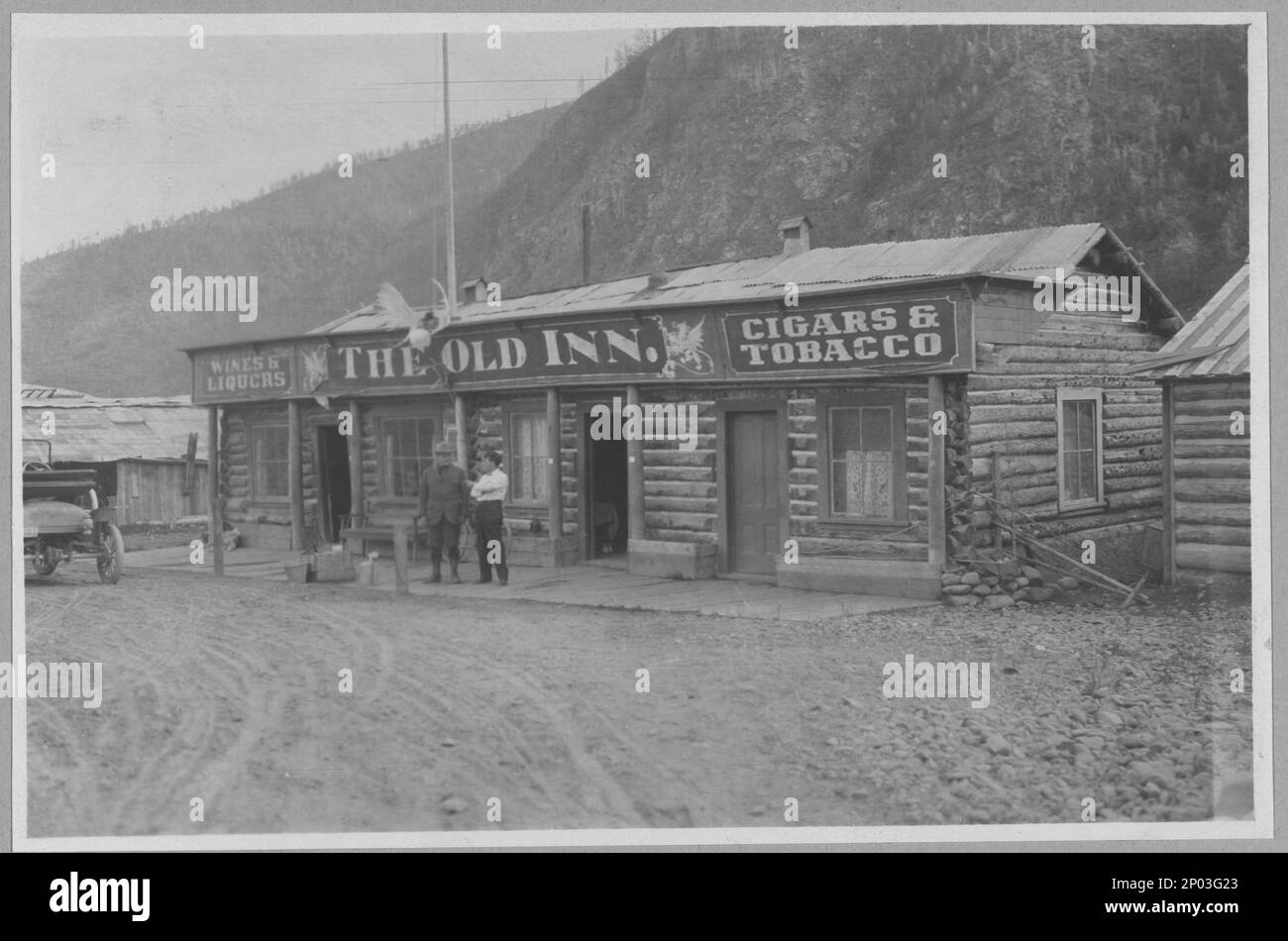 Le Old Inn. Collection Frank et Frances Carpenter , cadeau; Mme W. Chapin Huntington; 1951, magasins de tabac,Alaska,Ester,1890-1920, magasins de liqueurs,Alaska,Ester,1890-1920, bâtiments en rondins,Alaska,Ester,1890-1920, Tavernes (auberges),Alaska,Ester,1890-1920, Etats-Unis,Alaska,Ester Banque D'Images