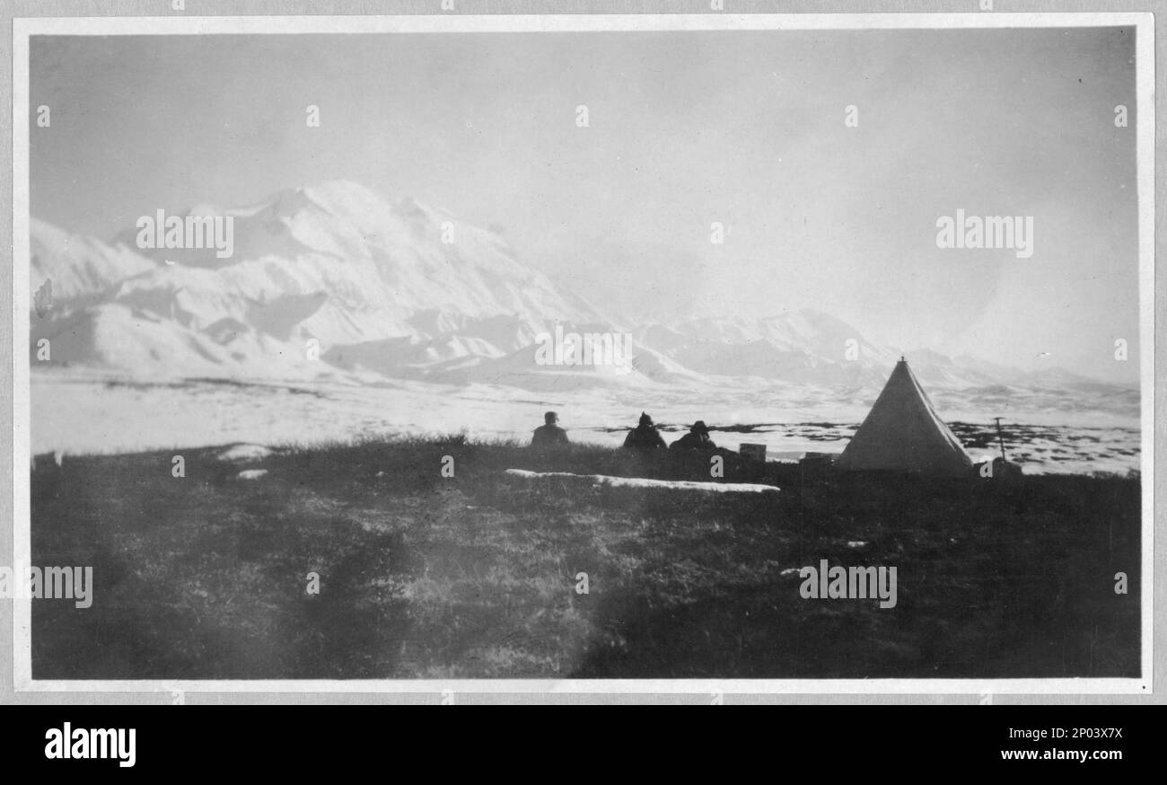Vue sur le mont McKinley de vingt miles. Collection Frank and Frances Carpenter , cadeau; Mme W. Chapin Huntington; 1951, montagnes,Alaska,1910-1920, tentes,Alaska,1910-1920, Camping,Alaska,1910-1920, McKinley, Mount (Alaska), 1910-1920, États-Unis, Alaska Banque D'Images