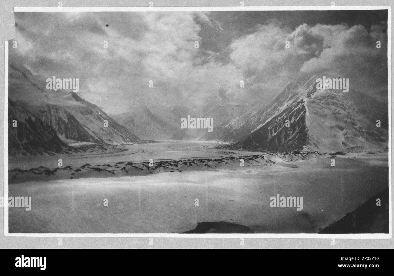 Gigantesque système de glaciers qui draine la face nord-est du mont McKinley. Collection Frank et Frances Carpenter , Don; Mme W. Chapin Huntington; 1951, Glaciers,Alaska,1890-1940, montagnes,Alaska,1890-1940, McKinley, Mount (Alaska),1890-1940, États-Unis,Alaska Banque D'Images
