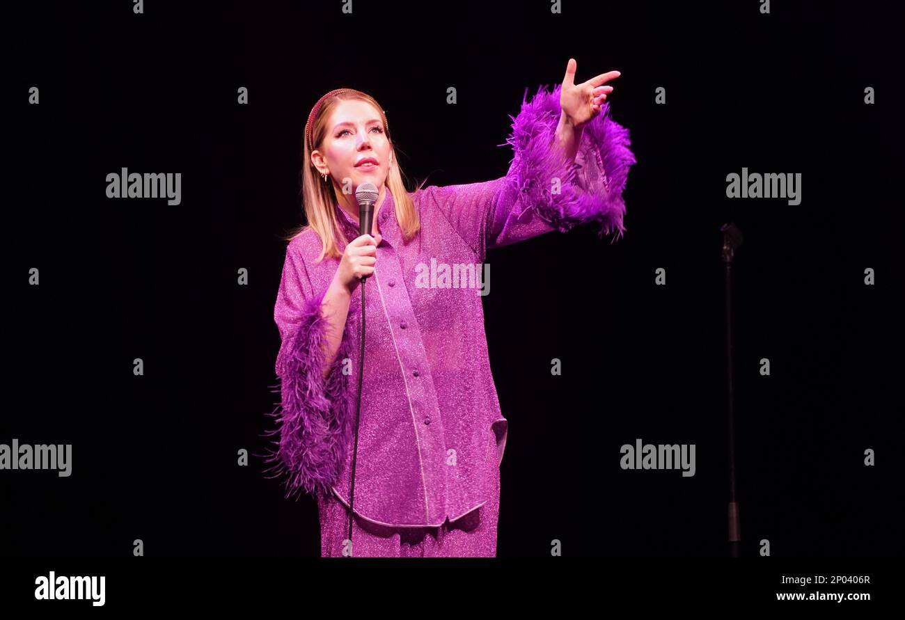 Katherine Ryan se produit au festival de comédie juste pour rire de la O2 Arena de Londres. Date de la photo: Jeudi 2 mars 2023. Banque D'Images