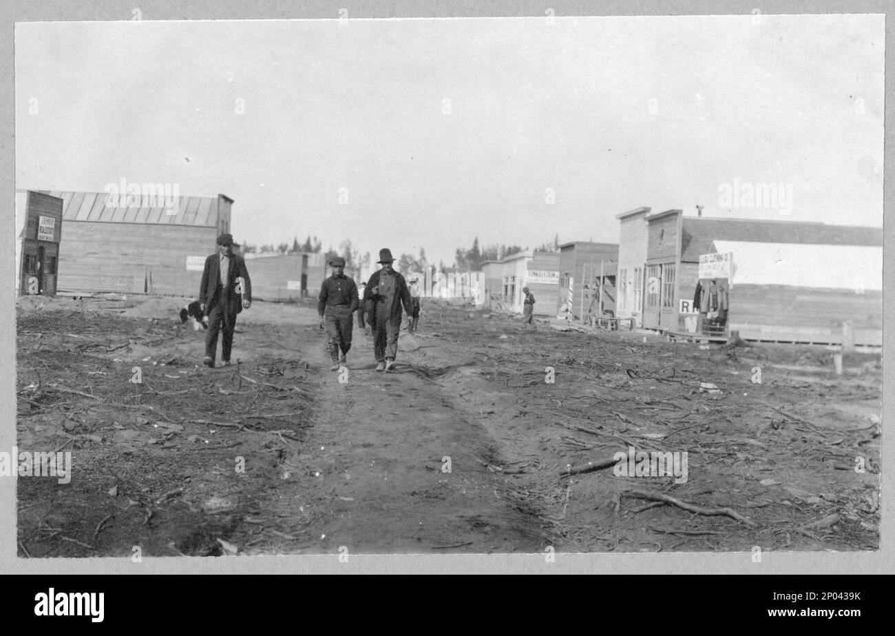 Trois hommes marchant sur une route de terre, à travers la ville. Frank and Frances Carpenter collection , Gift; Mme W. Chapin Huntington; 1951, commercial Streets,Alaska,Anchorage,1890-1920, piétons,Alaska,Anchorage,1890-1920, États-Unis,Alaska,Anchorage Banque D'Images