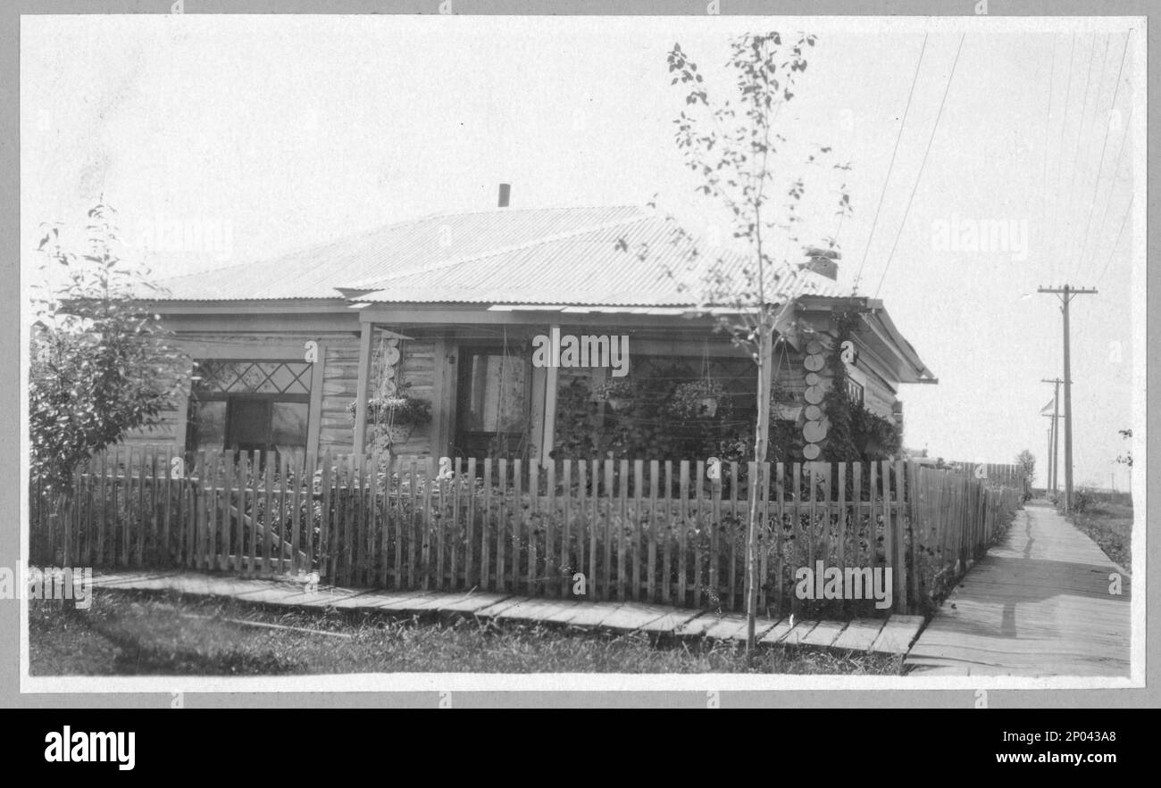 Chalet en rondins. Collection Frank et Frances Carpenter , Don; Mme W. Chapin Huntington; 1951, chalets en bois, Alaska, Fairbanks,1890-1920, trottoirs en bois, Alaska, Fairbanks,1890-1920, États-Unis, Alaska, Fairbanks Banque D'Images