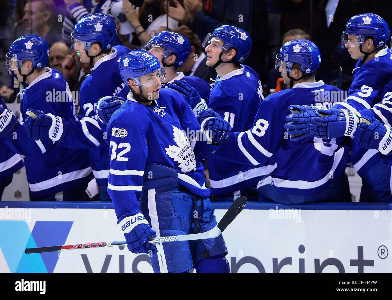 Toronto Maple Leafs left wing Josh Leivo (32) celebrates his goal against the New Jersey Devils with teammates during the first period of an NHL hockey game in Toronto on Thursday, March 23, 2017. (Frank Gunn/The Canadian Press via AP) Banque D'Images