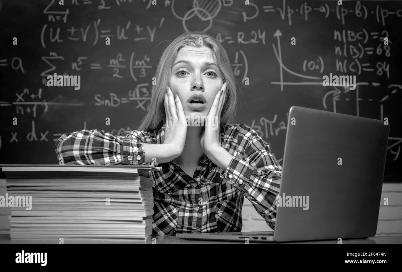 Démarrage. Concept d'éducation et de campus. Enseignement à domicile. Nerd drôle étudiant préparant pour les examens universitaires. Étudiant fatigué d'étudier dans Banque D'Images