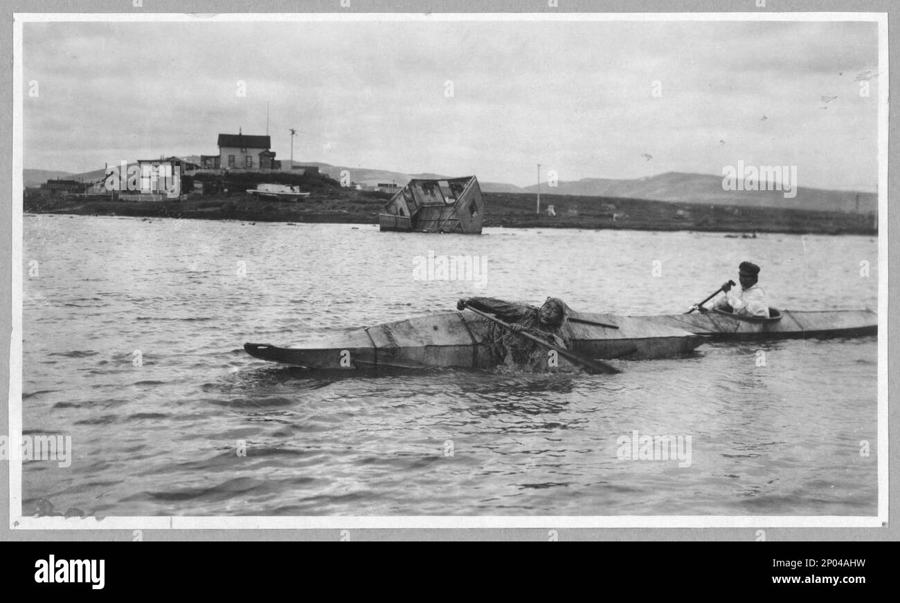 Eskimos dans kayaks. Collection Frank and Frances Carpenter , Don; Mme W. Chapin Huntington; 1951, Esquimos,Alaska,Nome,1890-1920, Indiens d'Amérique du Nord,Alaska,Nome,1890-1920, kayaks,Alaska,Nome,1890-1920, États-Unis,Alaska,Nome Banque D'Images