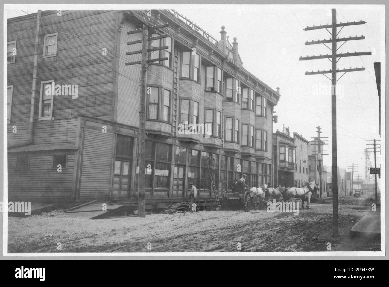 Hôtel. Frank and Frances Carpenter collection , Gift; Mme W. Chapin Huntington; 1951, Hotels,Alaska,Nome,1890-1920, commercial Streets,Alaska,Nome,1890-1920, United States,Alaska,Nome Banque D'Images