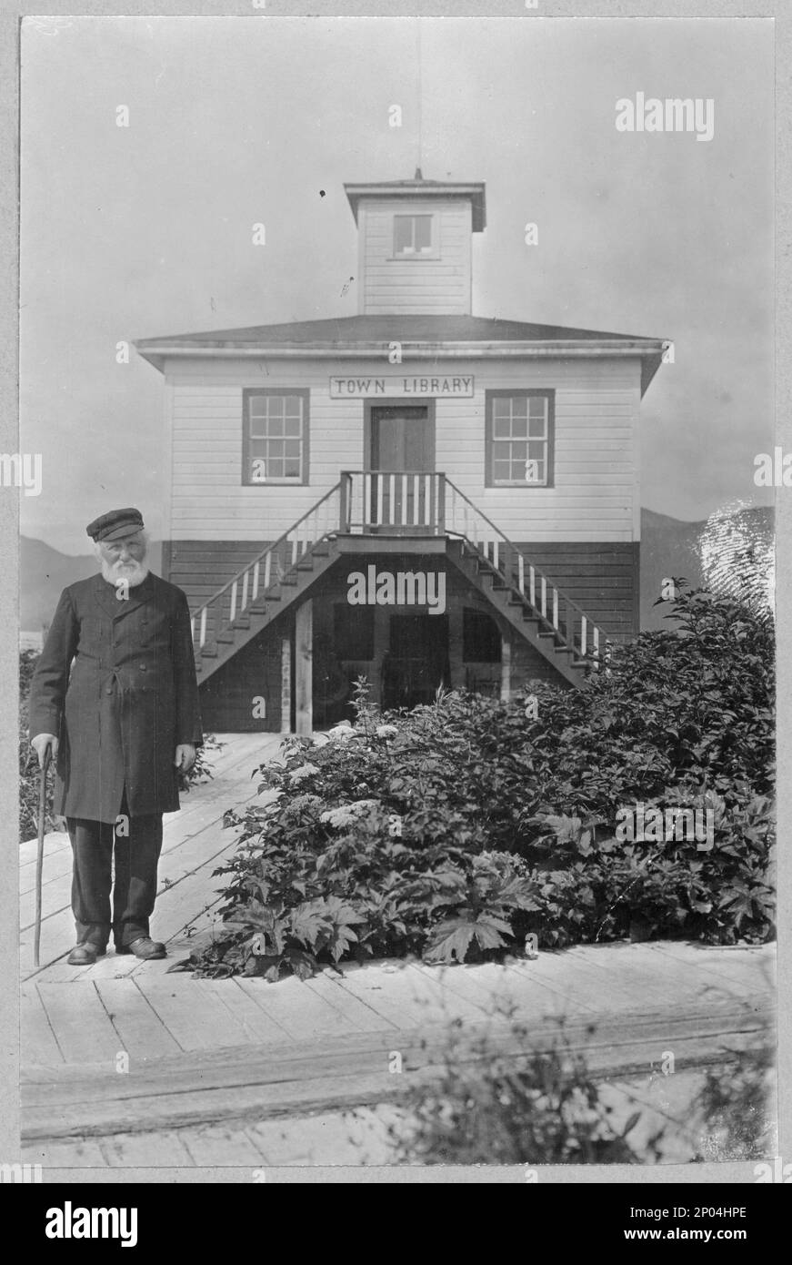 Le père William Duncan, missionnaire, devant la bibliothèque municipale. Collection Frank and Frances Carpenter , Gift; Mme W. Chapin Huntington; 1951, bibliothèques publiques,Alaska,Metlakatla,1890-1930, Missionnaires,Alaska,Metlakatla,1890-1930, États-Unis,Alaska,Metlakatla Banque D'Images