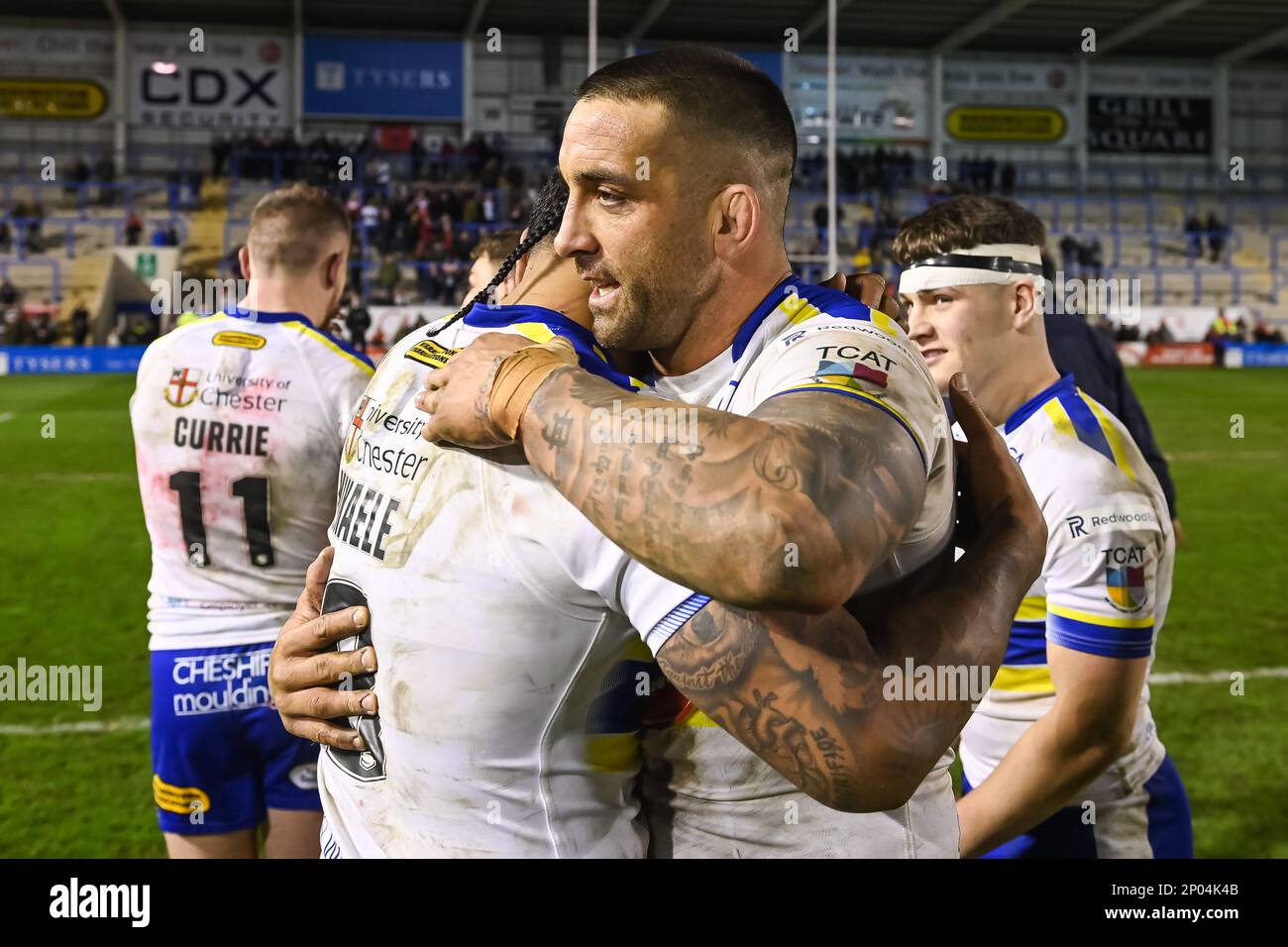 Paul Vaughan #10 de Warrington Wolves et Tom Mikaele #18 de Warrington Wolves célèbrent à la fin du match de la Super League Round 3 de Betfred Warrington Wolves vs Salford Red Devils au Halliwell Jones Stadium, Warrington, Royaume-Uni, 2nd mars 2023 (photo de Craig Thomas/News Images) Banque D'Images