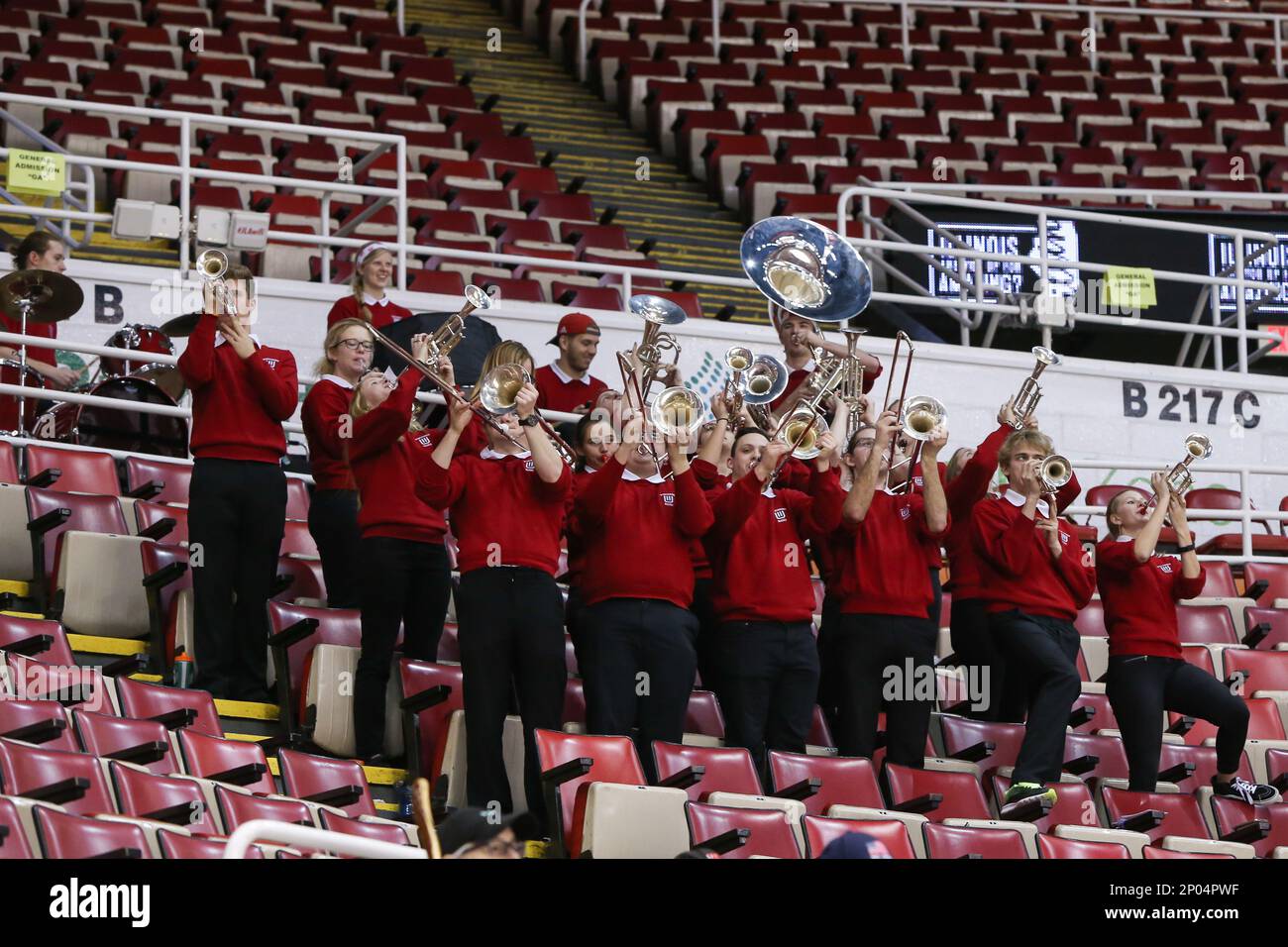 DETROIT, MI - MARCH 17: The Wisconsin pep band performs during the first period of a Big 10 Men's Ice Hockey Tournament semifinal game between Ohio State and Wisconsin on March 17, 2017, at Joe Louis Arena in Detroit, Michigan. Wisconsin defeated Ohio State 2-1. (Photo by Scott W. Grau/Icon Sportswire) (Icon Sportswire via AP Images) Banque D'Images