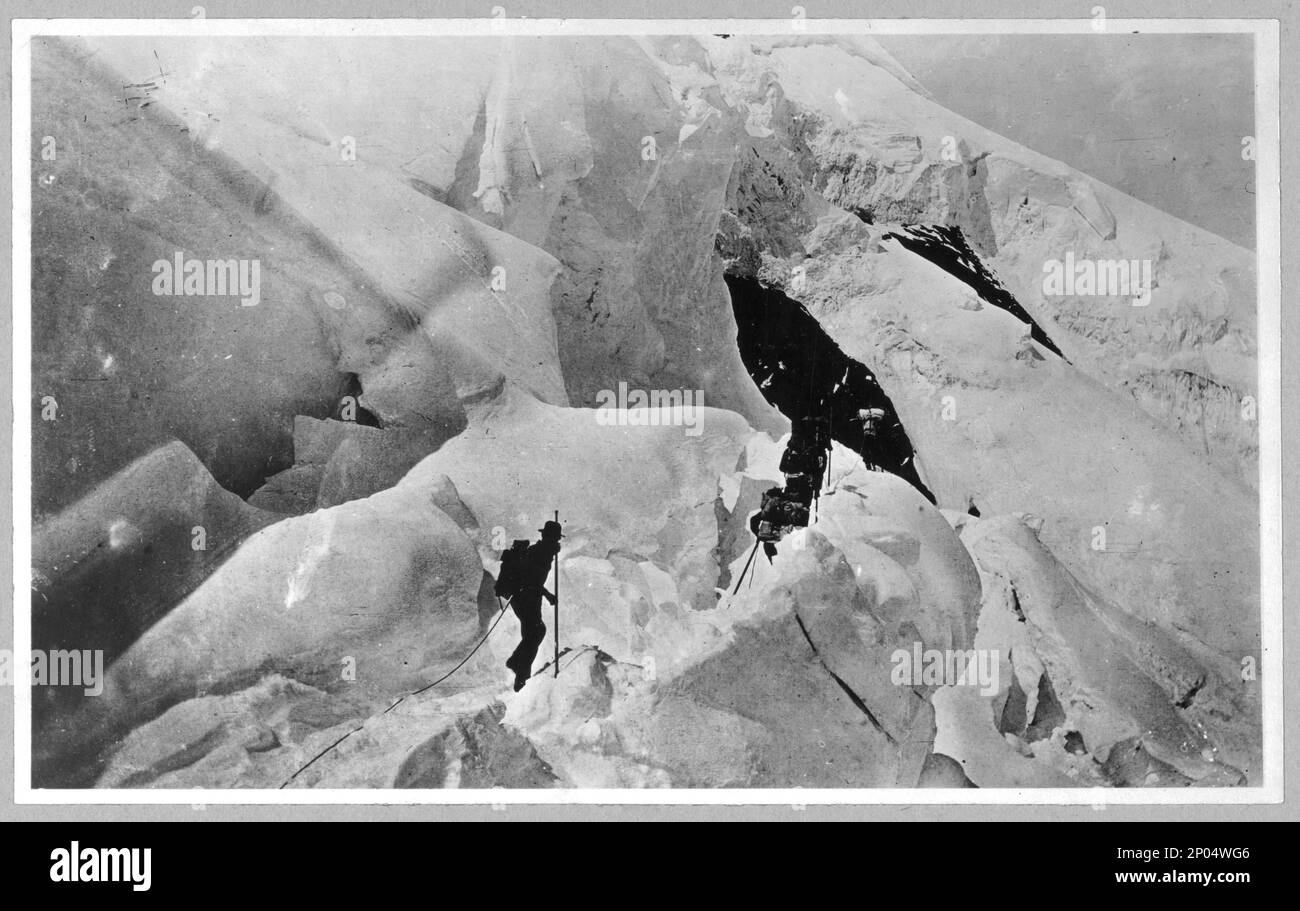 Escalade du mont Saint-Élias. Collection Frank and Frances Carpenter , Gift; Mme W. Chapin Huntington; 1951, Snow & Ice Climbing,Alaska,Saint Elias, Mount,1910-1920, Mountains,Alaska,1910-1920, Saint Elias, Mount (Alaska et Yukon),1900-1910, États-Unis,Alaska Banque D'Images