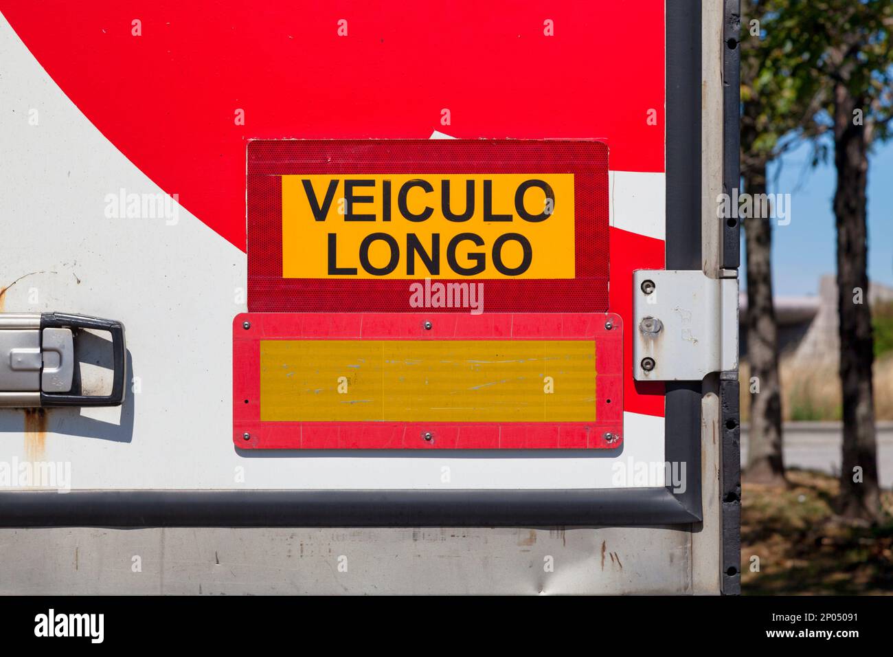 Panneau sur une porte arrière de camion disant en portugais 'Veiculo longo' signifiant en anglais 'long Veo'. Banque D'Images