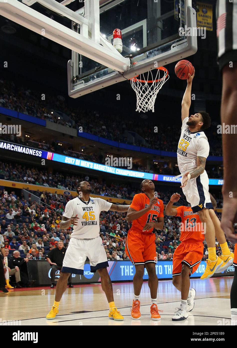 BUFFALO, NY - MARCH 16: West Virginia Mountaineers forward Esa Ahmad (23) dunks during the NCAA Division I Men's Basketball Championship first round game between Bucknell Bison and West Virginia Mountaineers on March 16, 2017 at the Key Bank Center in Buffalo, NY. (Photo by Jerome Davis/Icon Sportswire) (Icon Sportswire via AP Images) Banque D'Images
