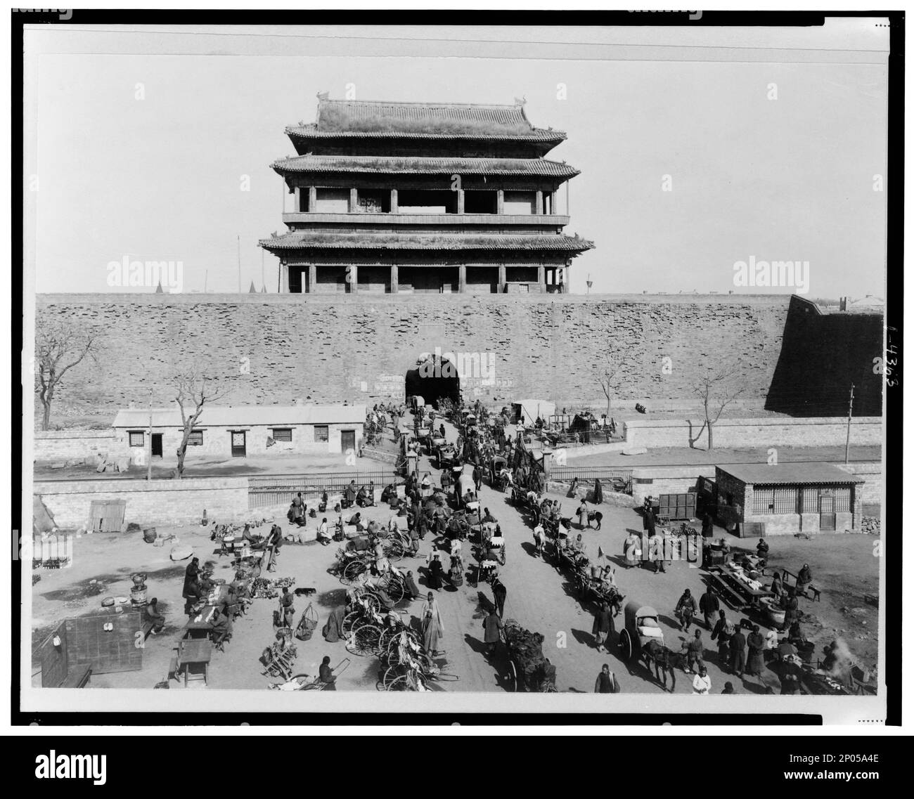 Hata-MEN Gate, Pékin, province de Hopeh, Chine. Collection Frank and Frances Carpenter , Walls,China,Beijing,1880-1930, Gates,China,Beijing,1880-1930. Banque D'Images