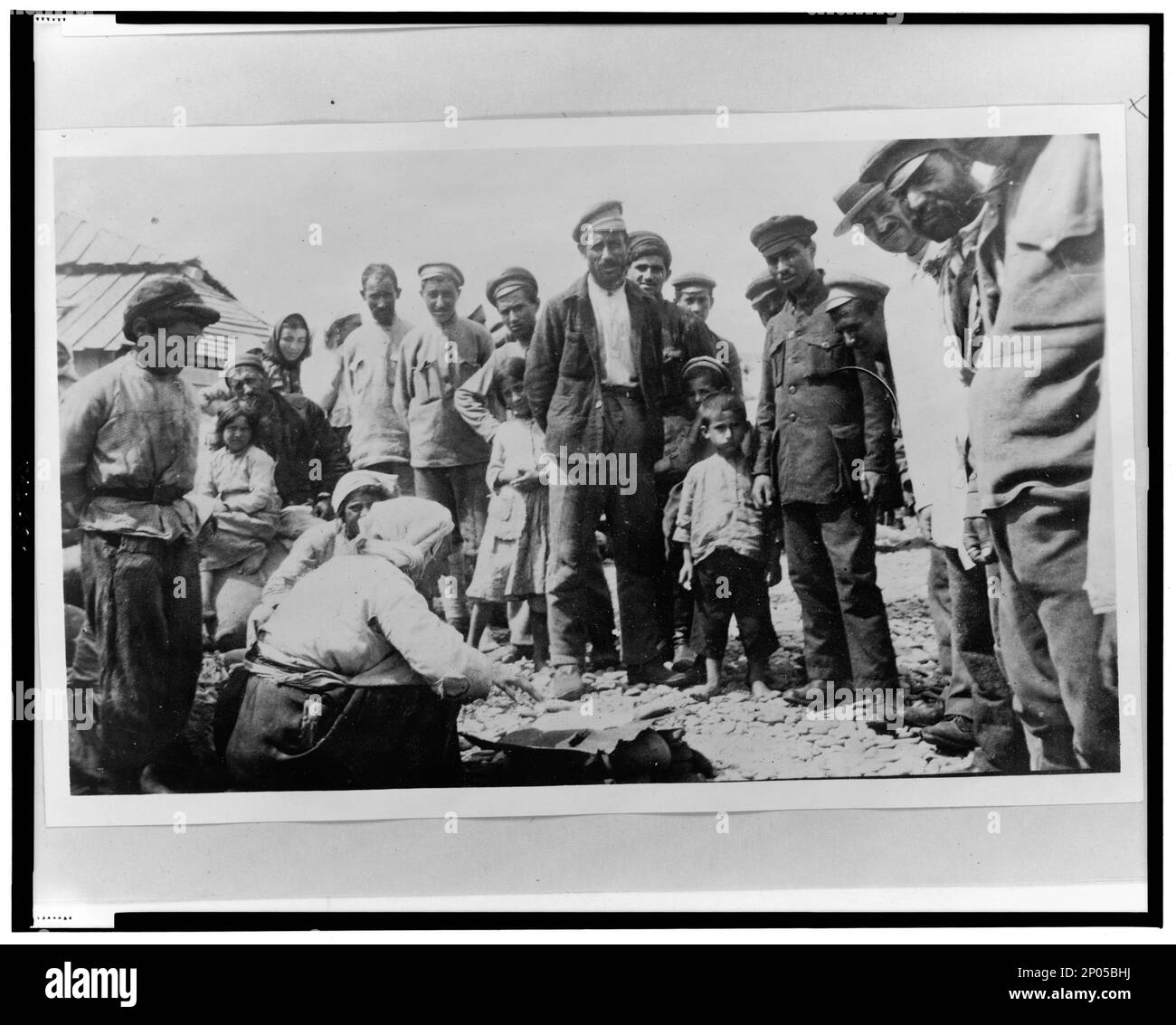 Les réfugiés arméniens sur la plage de la mer Noire se sont rassemblés autour de la personne assise, Novorossiĭsk, Russie. Collection Frank and Frances Carpenter , No. 12/1312, photographie officielle de la Croix-Rouge américaine, Arméniens, Russie (Fédération), Novorosi?sk,1920, réfugiés, arménien, Russie (Fédération), Novorosi?sk,1920. Banque D'Images Les réfugiés arméniens sur la plage de la mer Noire se sont rassemblés autour de la personne assise, Novorossiĭsk, Russie. Collection Frank and Frances Carpenter , No. 12/1312, photographie officielle de la Croix-Rouge américaine, Arméniens, Russie (Fédération), Novorosi?sk,1920, réfugiés, arménien, Russie (Fédération), Novorosi?sk,1920. Banque D'Images