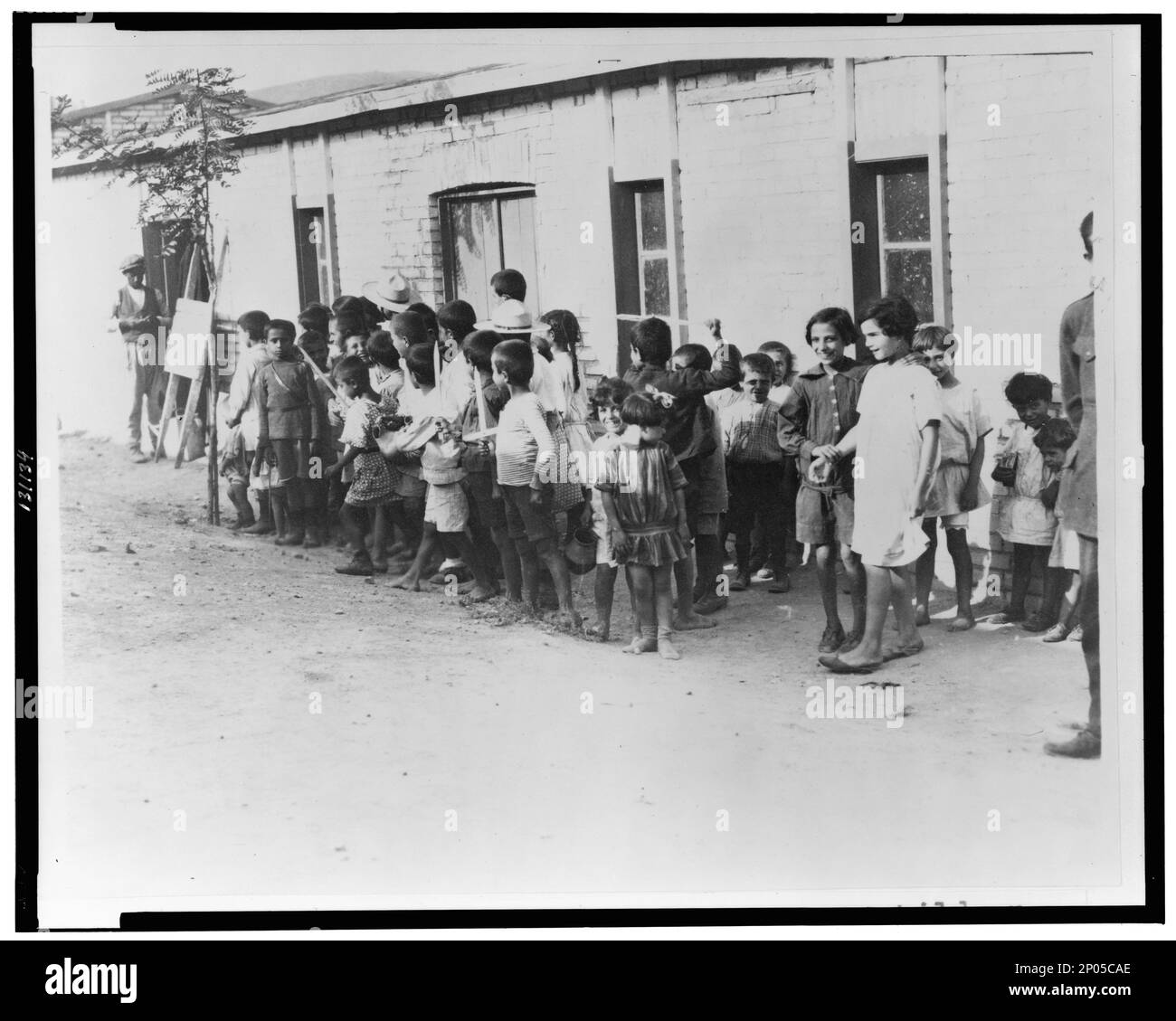 Les enfants réfugiés grecs et arméniens dans les casernes près d'Athènes--la Grèce a reçu 1 000 000 réfugiés ou un pour chaque famille du pays. Collection Frank and Frances Carpenter , dans album: European Pictures (1923 Voyage), no 1469, Copyright par Carpenter's World Travels, Greco-Turque War, 1921-1922,Refugees,Grèce, Grecs,enfants,Grèce,1920-1930, Arméniens,enfants,Grèce,1920-1930, Enfants,Grèce,1920-1930, logement,Grèce,1920-1930, réfugiés,arménien,Grèce,1920-1930, réfugiés,grec,Grèce,1920-1930. Banque D'Images