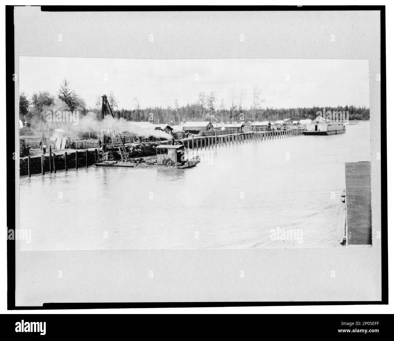 Front de mer. Collection Frank and Frances Carpenter , cadeau; Mme W. Chapin Huntington; 1951, Waterfront,Alaska,Nenana,1910-1920, Piers & Wharves,Alaska,Nenana,1910-1920, chalets en rondins,Alaska,Nenana,1910-1920, États-Unis,Alaska,Seward Banque D'Images