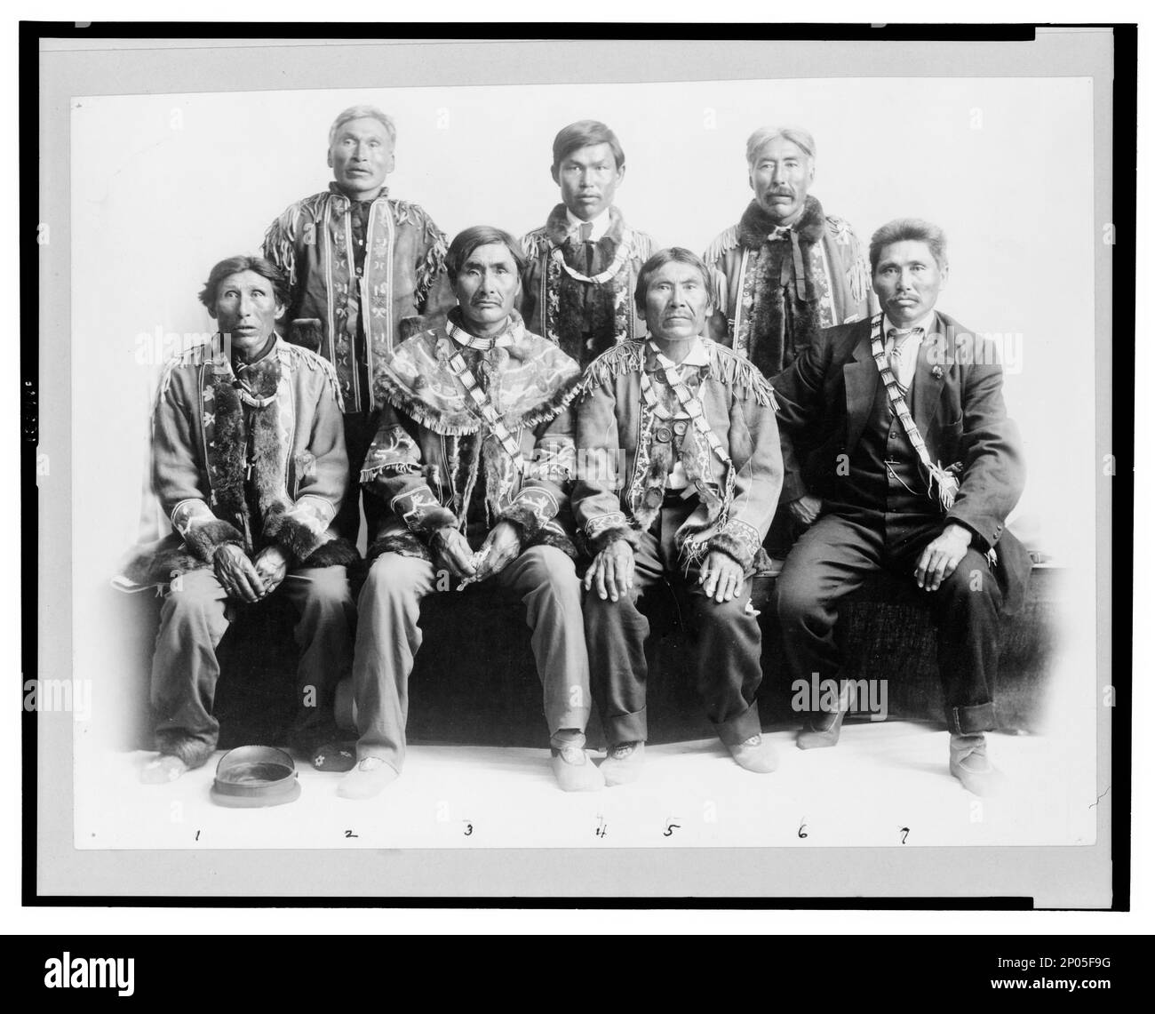 Chefs indiens. Collection Frank and Frances Carpenter , Don; Mme W. Chapin Huntington; 1951, chefs tribaux,Alaska,1890-1940, Indiens d'Amérique du Nord,Alaska,1890-1940, États-Unis,Alaska Banque D'Images