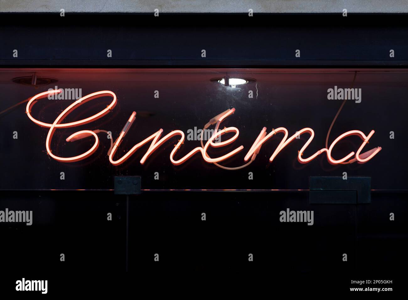 Gros plan sur un néon en forme de « Cinéma ». Banque D'Images