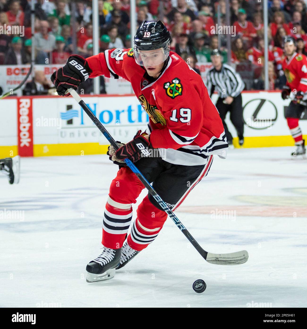 March 12, 2017: Chicago, Illinois, U.S. - Blackhawk #19 Jonathan Toews in action during the National Hockey League game between the Chicago Blackhawks and the Minnesota Wild at the United Center in Chicago, IL. (Cal Sport Media via AP Images) Banque D'Images