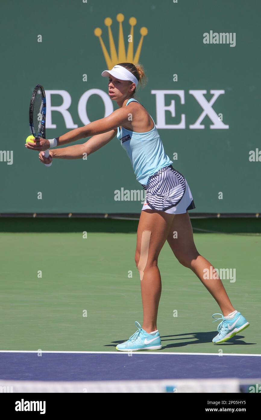 INDIAN WELLS, CA - MARCH 11: Magda Linette (POL) serves during the second round of the BNP Paribas Open on March 11, 2017 at Indian Wells Tennis Garden in Indian Wells, CA . (Photo by George Walker/Icon Sportswire) (Icon Sportswire via AP Images) Banque D'Images