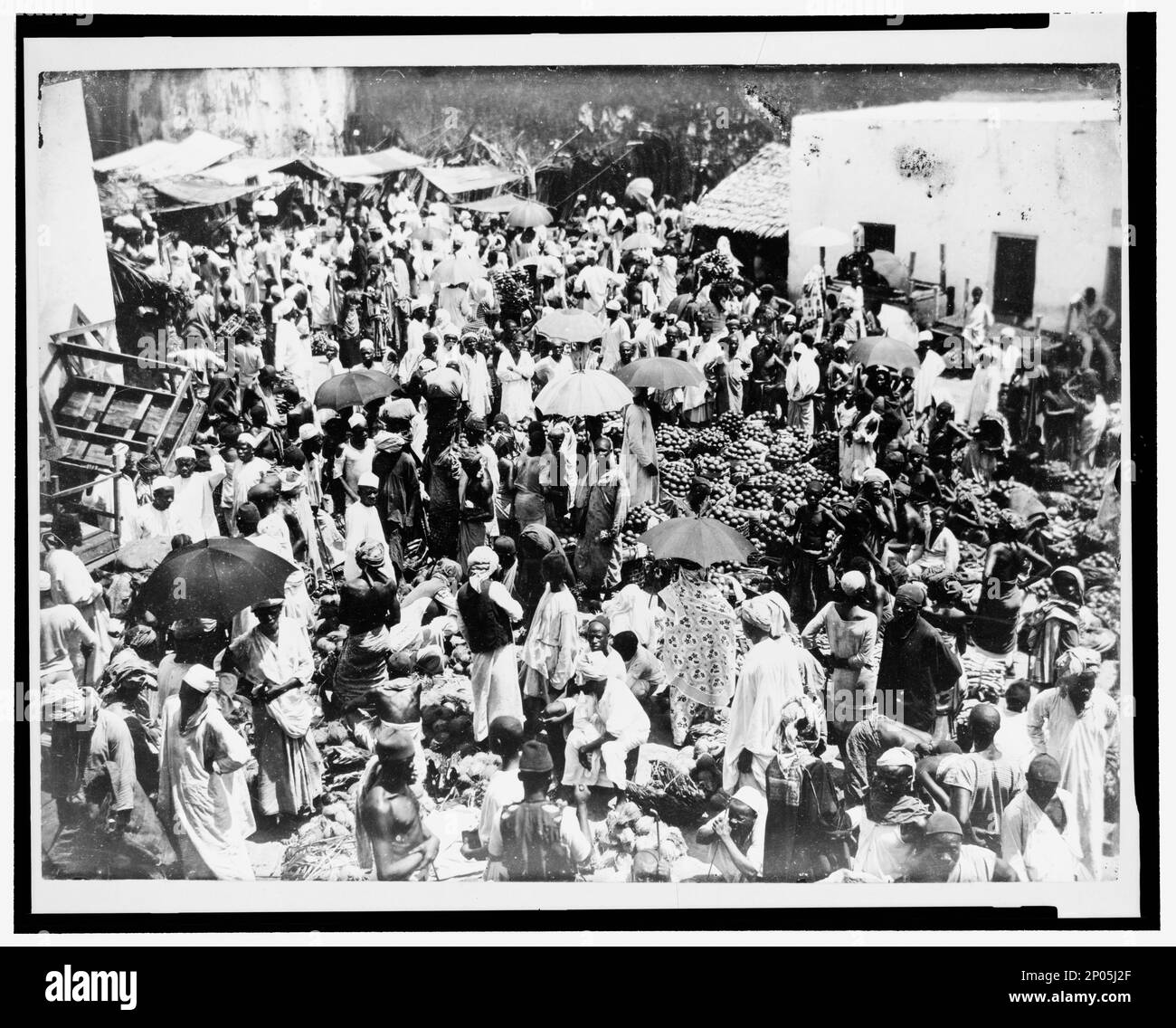 Marché aux fruits à Zanzibar. Frank and Frances Carpenter Collection , publié dans: 'Le monde et ses cultures' chapitre de l'ebook grandes photographies de la Bibliothèque du Congrès, 2013, marchés,Tanzanie,Zanzibar,1890-1930, foules,Tanzanie,Zanzibar,1890-1930, ville et vie urbaine,Tanzanie,Zanzibar,1890-1930. Banque D'Images