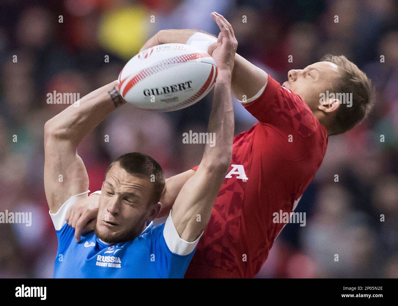 Russia's Eduard Filatov, left, and Canada's Harry Jones vie for the ball during World Rugby Sevens Series action in Vancouver, British Columbia, Saturday, March 11, 2017. (Darryl Dyck/The Canadian Press via AP) Banque D'Images