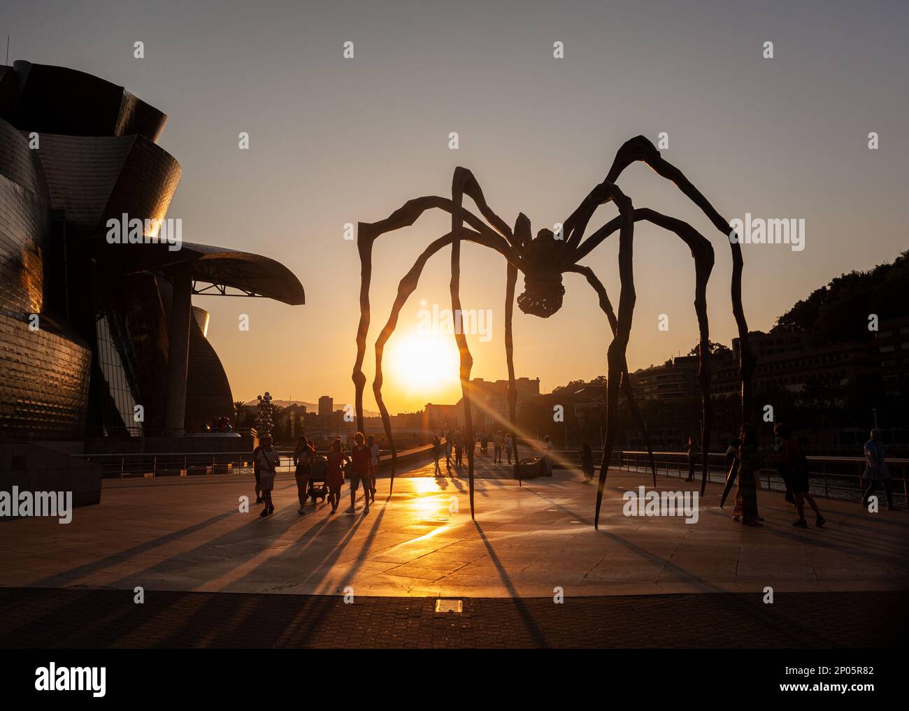 Bilbao, Espagne - 02 août 2022 : l'araignée, sculpture de Louise Bourgeois intitulée Mamam à côté du musée Guggenheim au coucher du soleil Banque D'Images