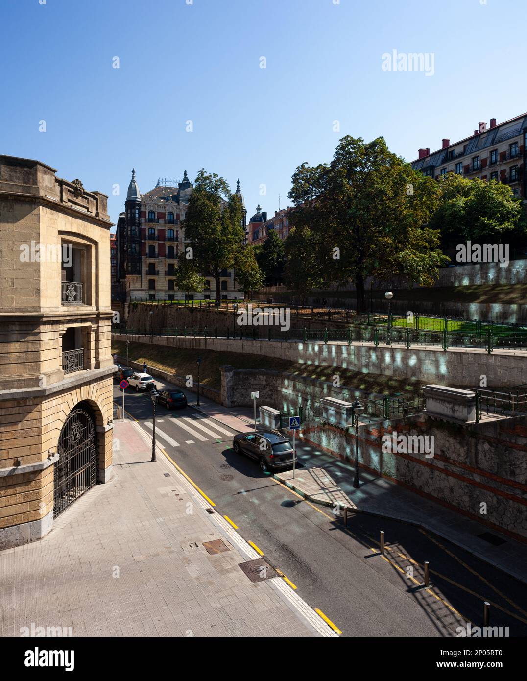 Bilbao, Espagne - 02 août 2022: Rue Uribitarte, avec la façade de l'ancien dépôt franco en premier plan, le bâtiment Albia en arrière-plan Banque D'Images