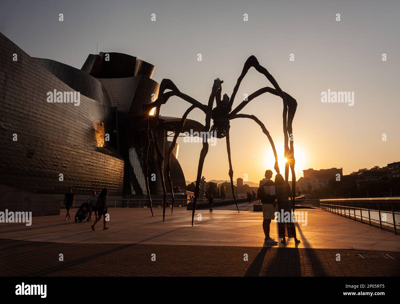 Bilbao, Espagne - 02 août 2022 : l'araignée, sculpture de Louise Bourgeois intitulée Mamam à côté du musée Guggenheim au coucher du soleil Banque D'Images
