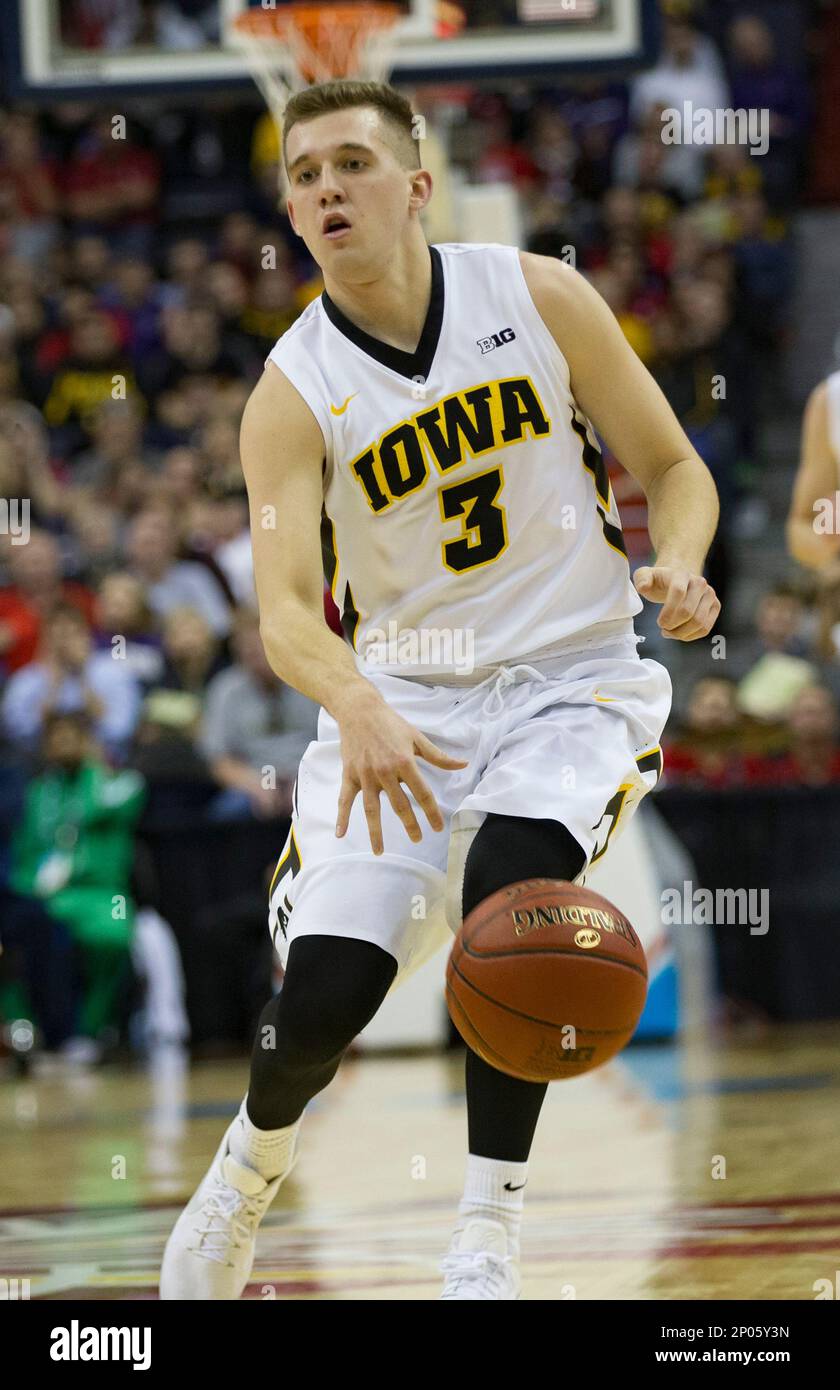 WASHINGTON, DC - MARCH 09: Iowa Hawkeyes guard Jordan Bohannon (3) on the attack during a Big 10 tournament second-round game between the Iowa Hawkeyes and the Indiana Hoosiers on March 09, 2017, at Verizon Center, in Washington, DC. Indiana defeated Iowa 95-73(Photo by Tony Quinn/Icon Sportswire) (Icon Sportswire via AP Images) Banque D'Images