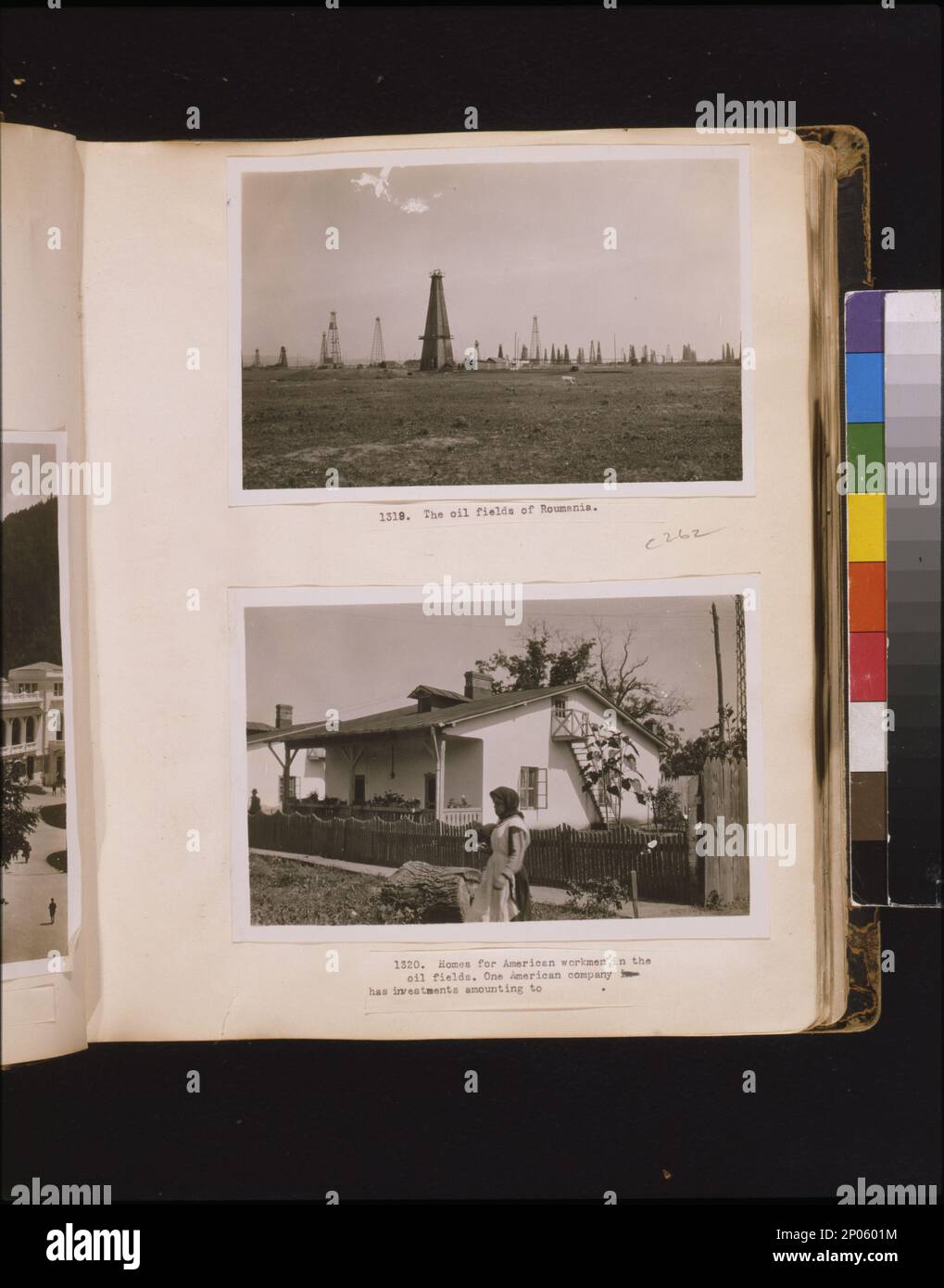 Les champs pétrolifères de Roumania Homes pour les ouvriers américains dans les champs pétrolifères. Une société américaine a des investissements qui s'élèvent à blanc. Collection Frank et Frances Carpenter , DCRM(G) - OG6,4. Espaces vides dans le texte. Maisons,Roumanie,1920-1930, puits de pétrole,Roumanie,1920-1930, Industrie pétrolière,Roumanie,Sinaia,1920-1930. Banque D'Images