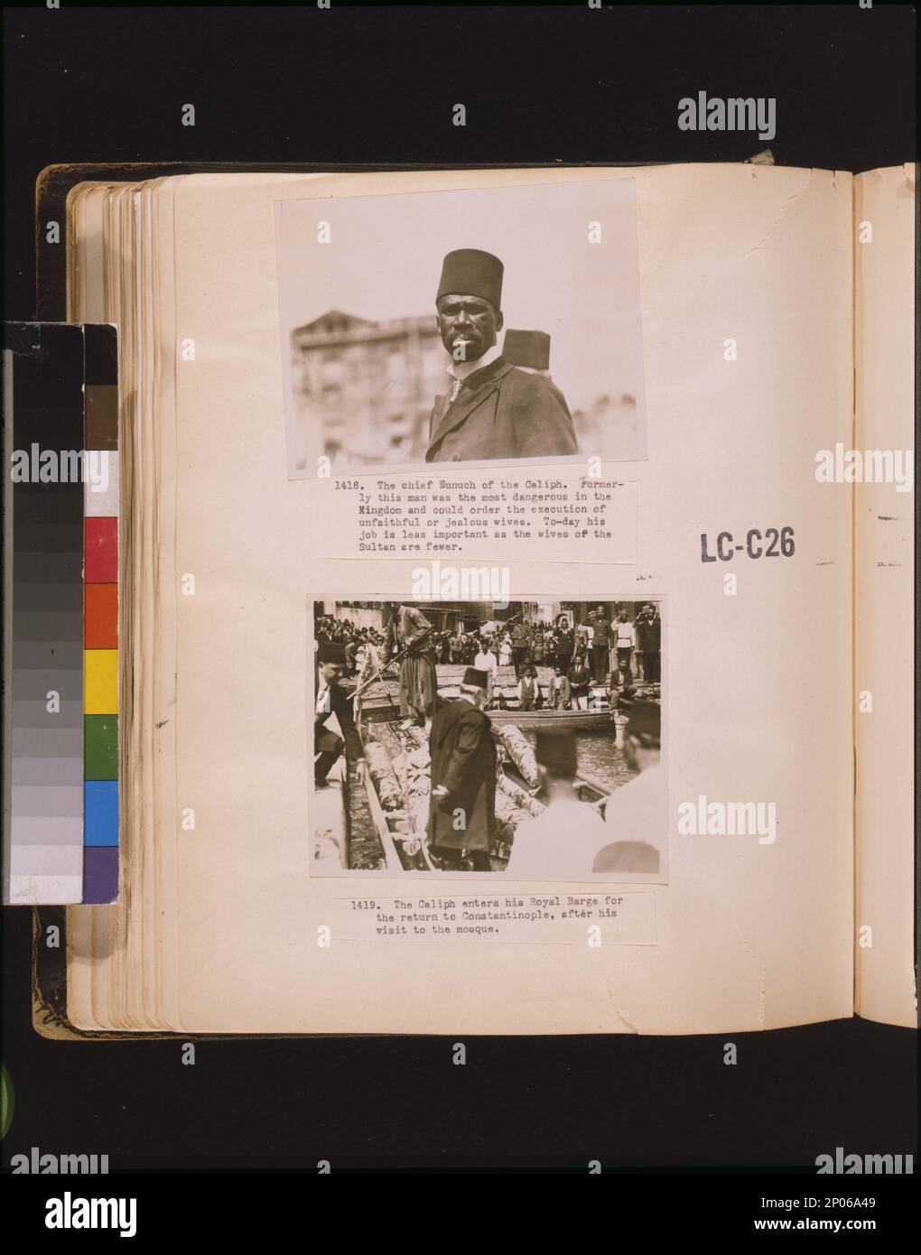 Le chef eunuch du Caliph. Autrefois, cet homme était le plus dangereux du Royaume et pouvait ordonner l'exécution des épouses infidèles ou jaloux. Au jour le jour son travail est moins important que les femmes du Sultan sont moins le calife entre dans la barge royale pour son retour à Constantinople, après sa visite à la mosquée. Collection Frank and Frances Carpenter , Abdelmecid Efendi,,1868-1944,apparitions publiques, Africains,Turquie,Istanbul,1920-1930, Servants,Turquie,Istanbul,1920-1930, Bateaux,Turquie,Istanbul,1920-1930. Banque D'Images