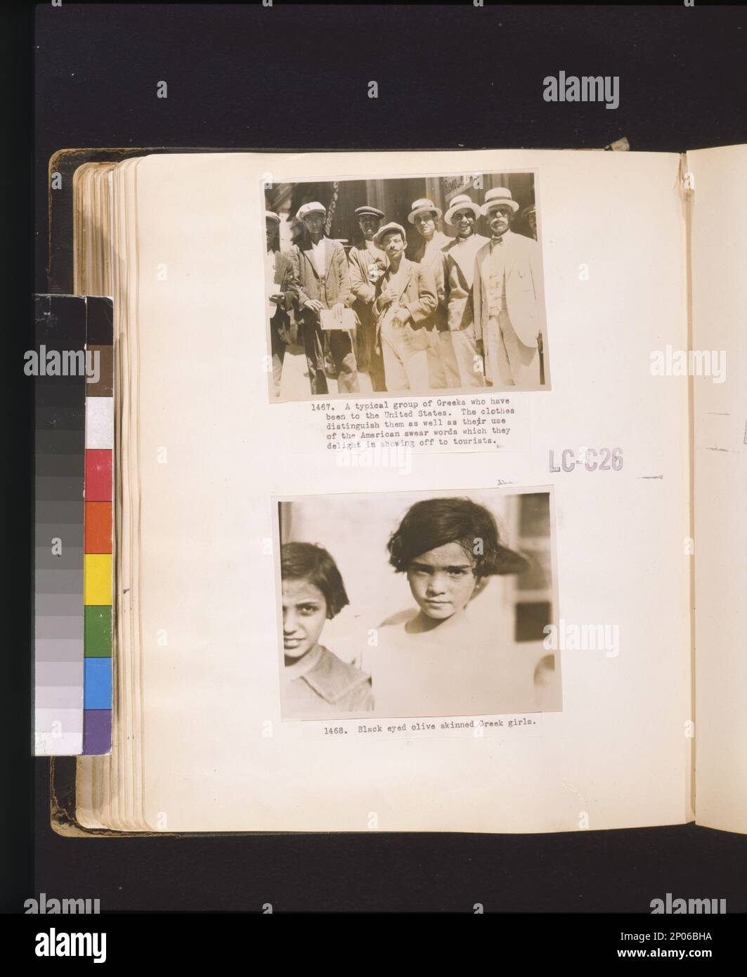 Un groupe typique de Grecs qui ont été aux États-Unis. Les vêtements les distinguent ainsi que leur utilisation des mots de juré américain qu'ils adorent montrer aux touristes Black Eyed olive skinned grecques filles. Collection Frank and Frances Carpenter , filles,Grèce,1920-1930, hommes,vêtements et tenues,Grèce,1920-1930. Banque D'Images