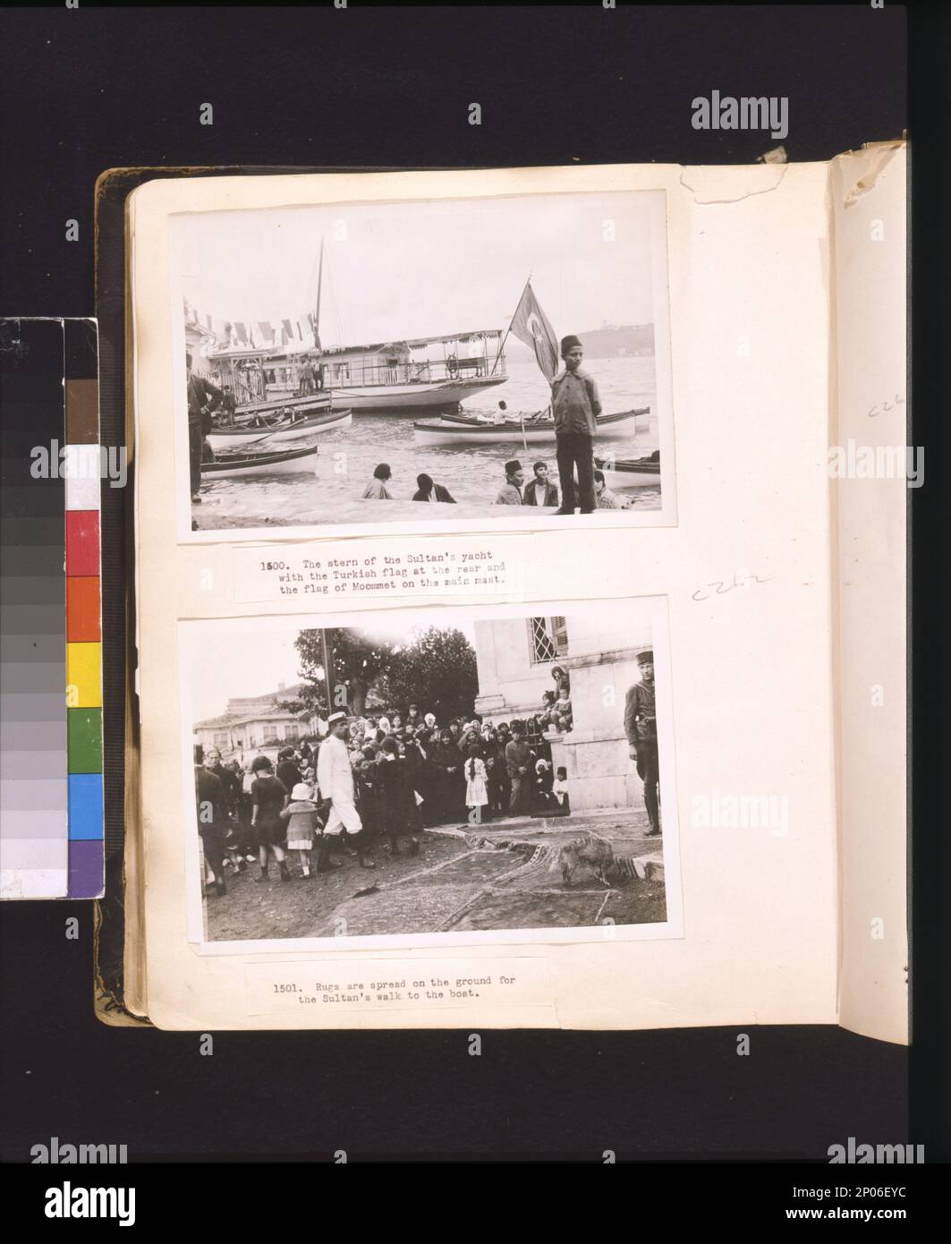 La poupe du yacht du Sultan avec le drapeau turc à l'arrière et le drapeau de Moommet sur les tapis de mât principal sont répartis sur le sol pour la marche du Sultan jusqu'au bateau. Frank and Frances Carpenter Collection , Yachts,Turquie,Istanbul,1920-1930, tapis,Turquie,Istanbul,1920-1930, foules,Turquie,Istanbul,1920-1930. Banque D'Images