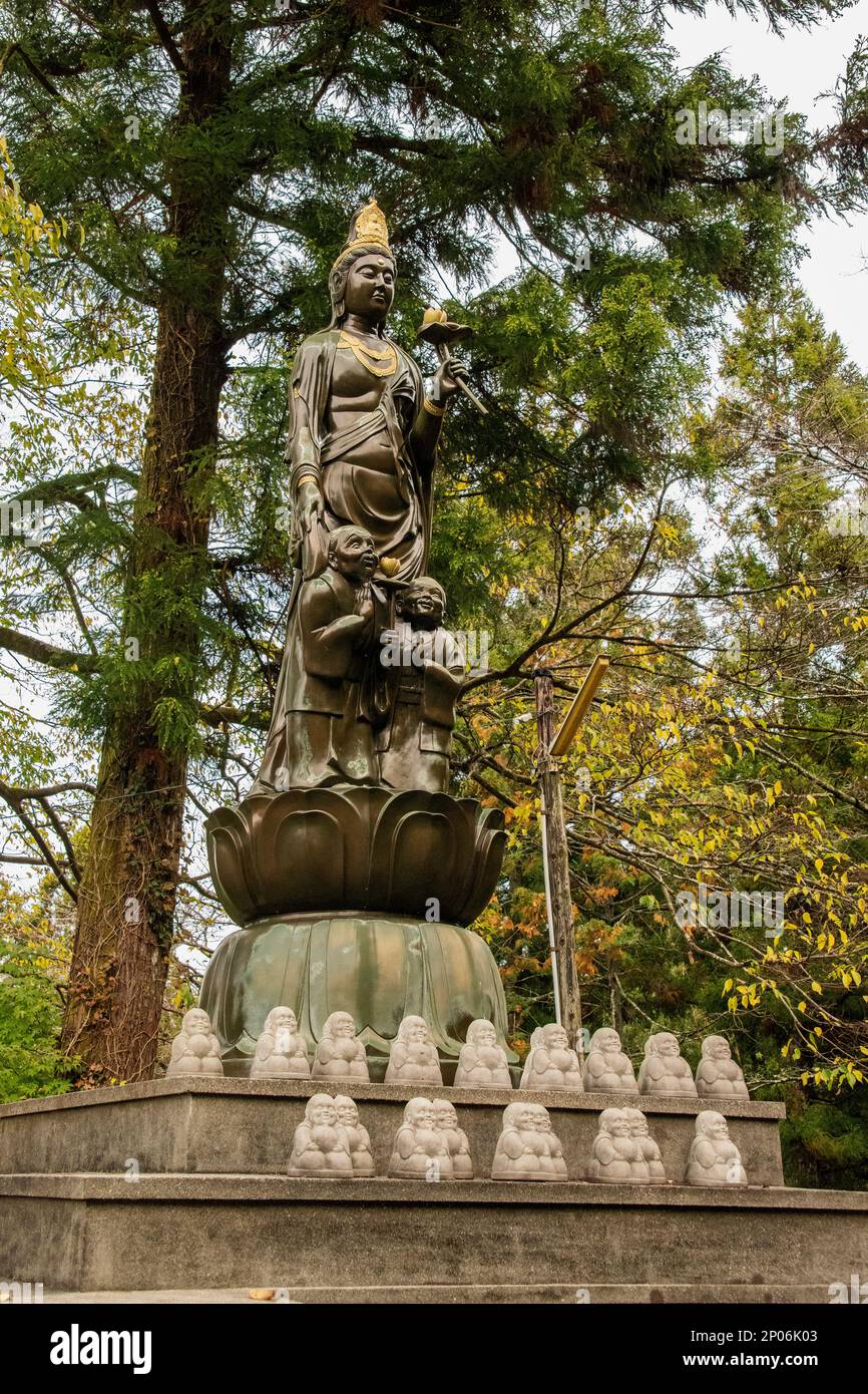 Statue, peut-être déesse de Mercy Guanyin au temple bouddhiste Jinguji, Kamiyama, Japon Banque D'Images