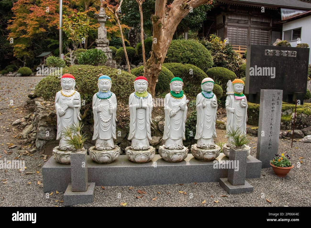 Statues de Jizoo, patrons de voyageurs et d'enfants, portant des chapeaux tricotés et des bavoirs (kasa) au temple de Jingui , Kamiyama, Japon Banque D'Images
