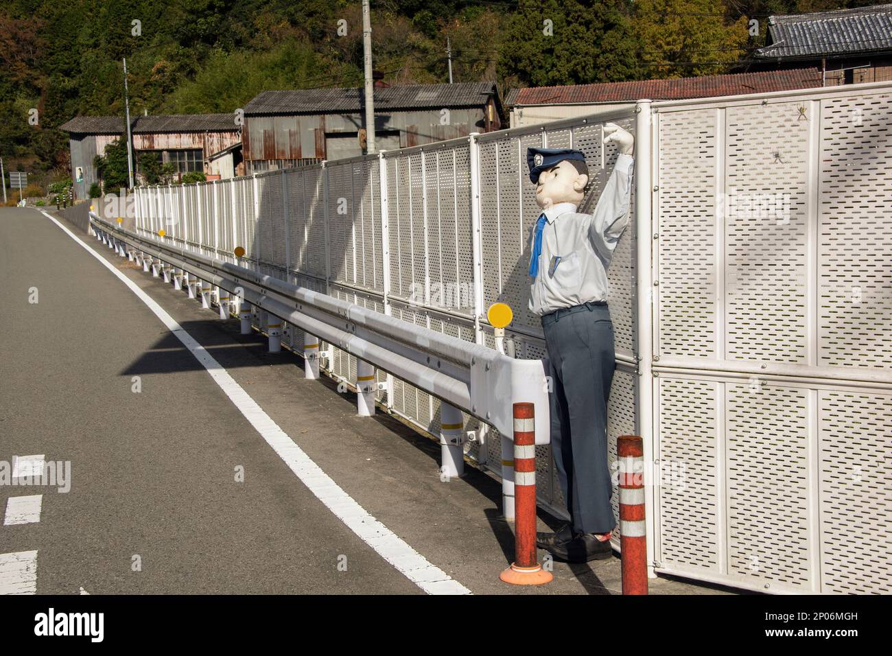 Poupée kakashi de policier, Kamiyama, Tokushima, île de Shikoku, Japon Banque D'Images