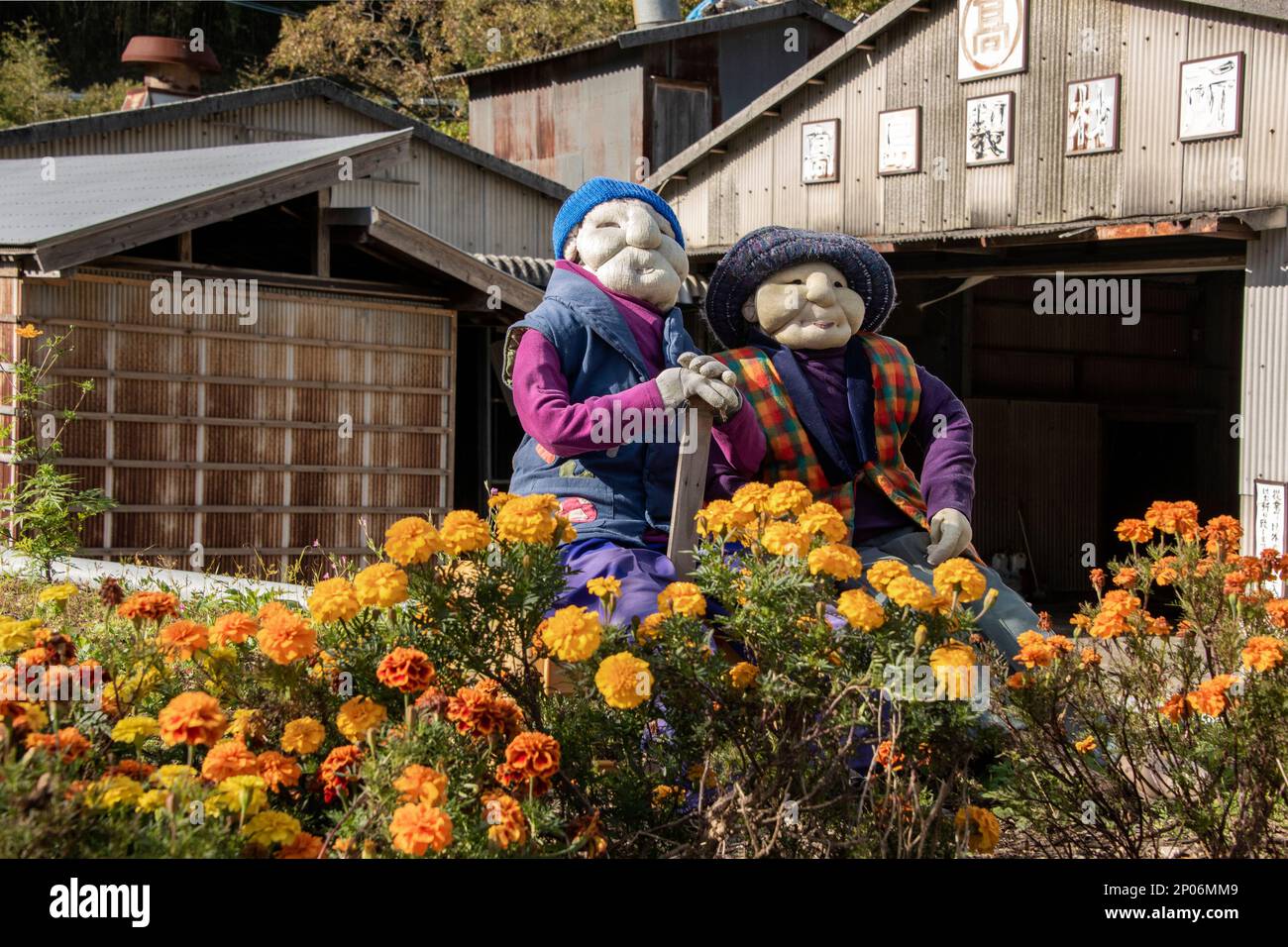 Une poupée Kakashi couple de fleurs, Kamiyama, Tokushima, île de Shikoku, Japon Banque D'Images